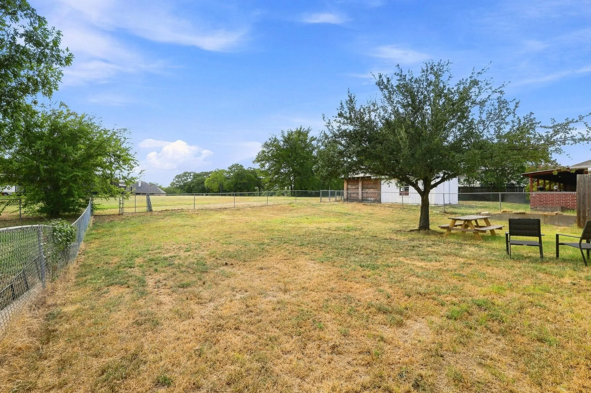 Single Family Residence For Sale in Grayson County , 3411 Dana Lane, Denison, Texas 75021, 3 Bedroom, 2 Bathroom, 2 Garage spaces, 1,188 Sqft, built in 2002, mls#21376664, Real Estate Agent in Denison, Homes For Sale in Grayson county, Homes For Sale in Denison, Realtor in Denison Texas, Real Estate Brokerage Independent Realty Texas, Luminita Cordes Realtor