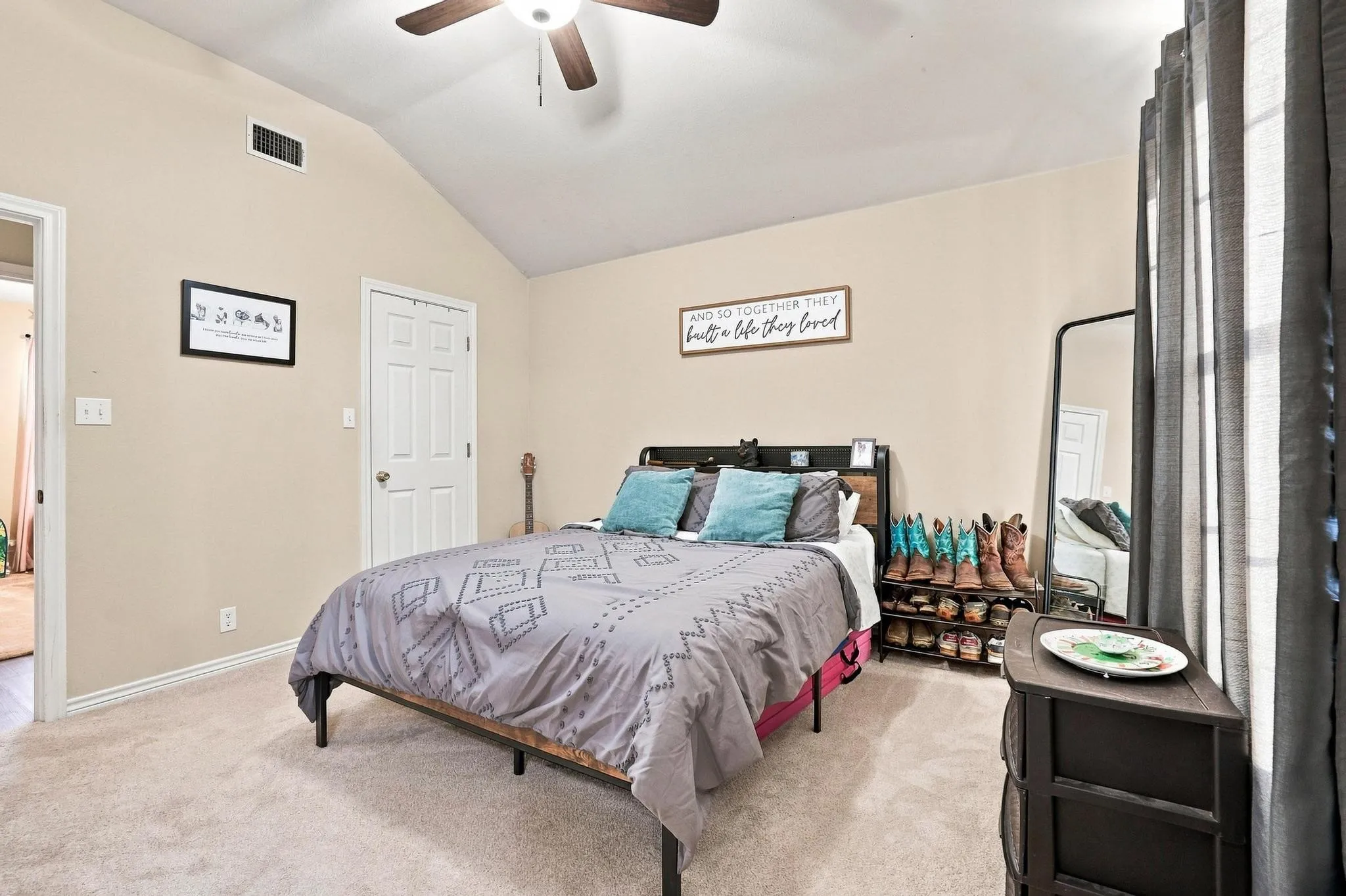 Single Family Residence For Sale in Grayson County , 3411 Dana Lane, Denison, Texas 75021, 3 Bedroom, 2 Bathroom, 2 Garage spaces, 1,188 Sqft, built in 2002, mls#21376664, Real Estate Agent in Denison, Homes For Sale in Grayson county, Homes For Sale in Denison, Realtor in Denison Texas, Real Estate Brokerage Independent Realty Texas, Luminita Cordes Realtor