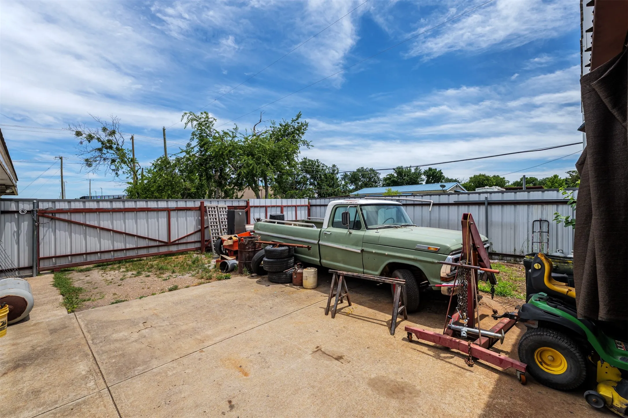 Single Family Residence For Sale in Ellis County , 601 Houston School Road, Red Oak, Texas 75154, 3 Bedroom, 2 Bathroom, Garage spaces, 1,785 Sqft, built in 1989, mls#21371741, Real Estate Agent in Red Oak, Homes For Sale in Ellis county, Homes For Sale in Red Oak, Realtor in Red Oak Texas, Real Estate Brokerage Independent Realty Texas, Luminita Cordes Realtor