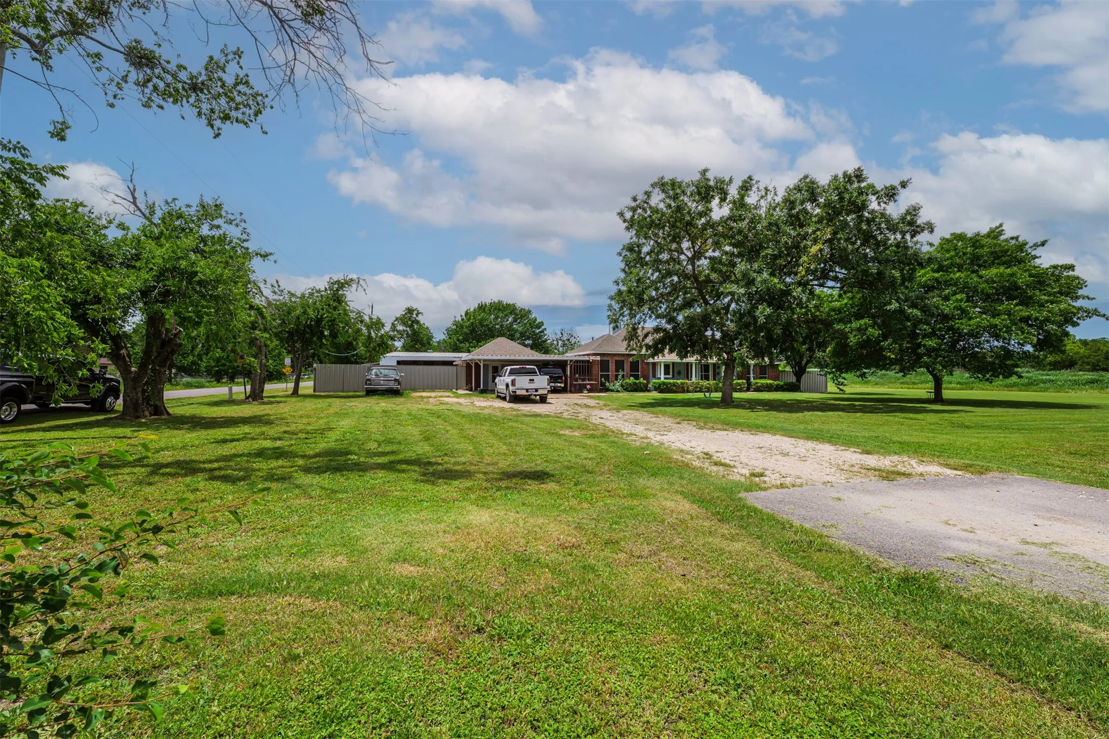 Single Family Residence For Sale in Ellis County , 601 Houston School Road, Red Oak, Texas 75154, 3 Bedroom, 2 Bathroom, Garage spaces, 1,785 Sqft, built in 1989, mls#21371741, Real Estate Agent in Red Oak, Homes For Sale in Ellis county, Homes For Sale in Red Oak, Realtor in Red Oak Texas, Real Estate Brokerage Independent Realty Texas, Luminita Cordes Realtor
