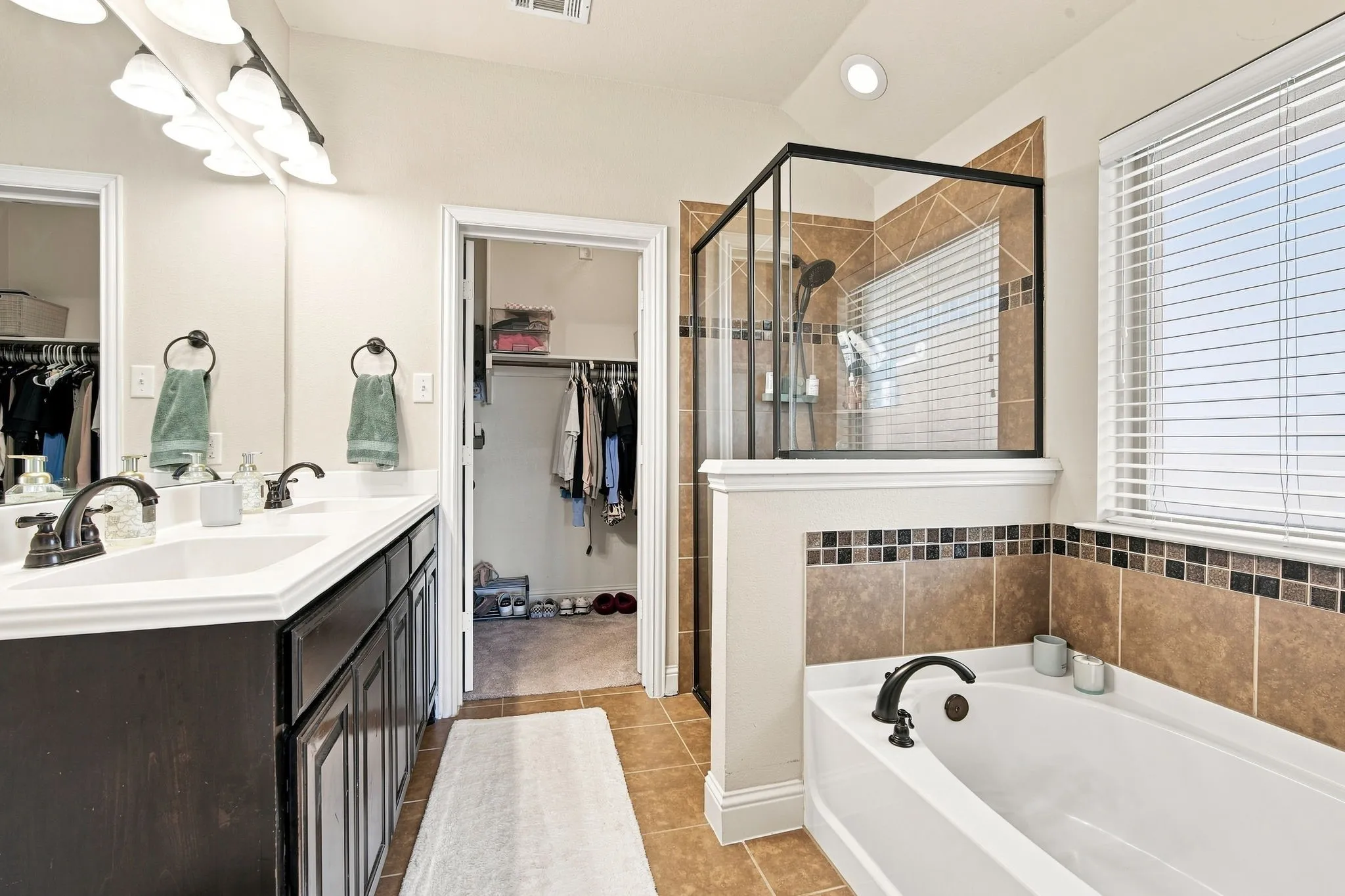Single Family Residence For Sale in Ellis County , 910 Westminster Drive, Midlothian, Texas 76065, 3 Bedroom, 3 Bathroom, 2 Garage spaces, 2,186 Sqft, built in 2015, mls#21370217, Real Estate Agent in Midlothian, Homes For Sale in Ellis county, Homes For Sale in Midlothian, Realtor in Midlothian Texas, Real Estate Brokerage Independent Realty Texas, Luminita Cordes Realtor