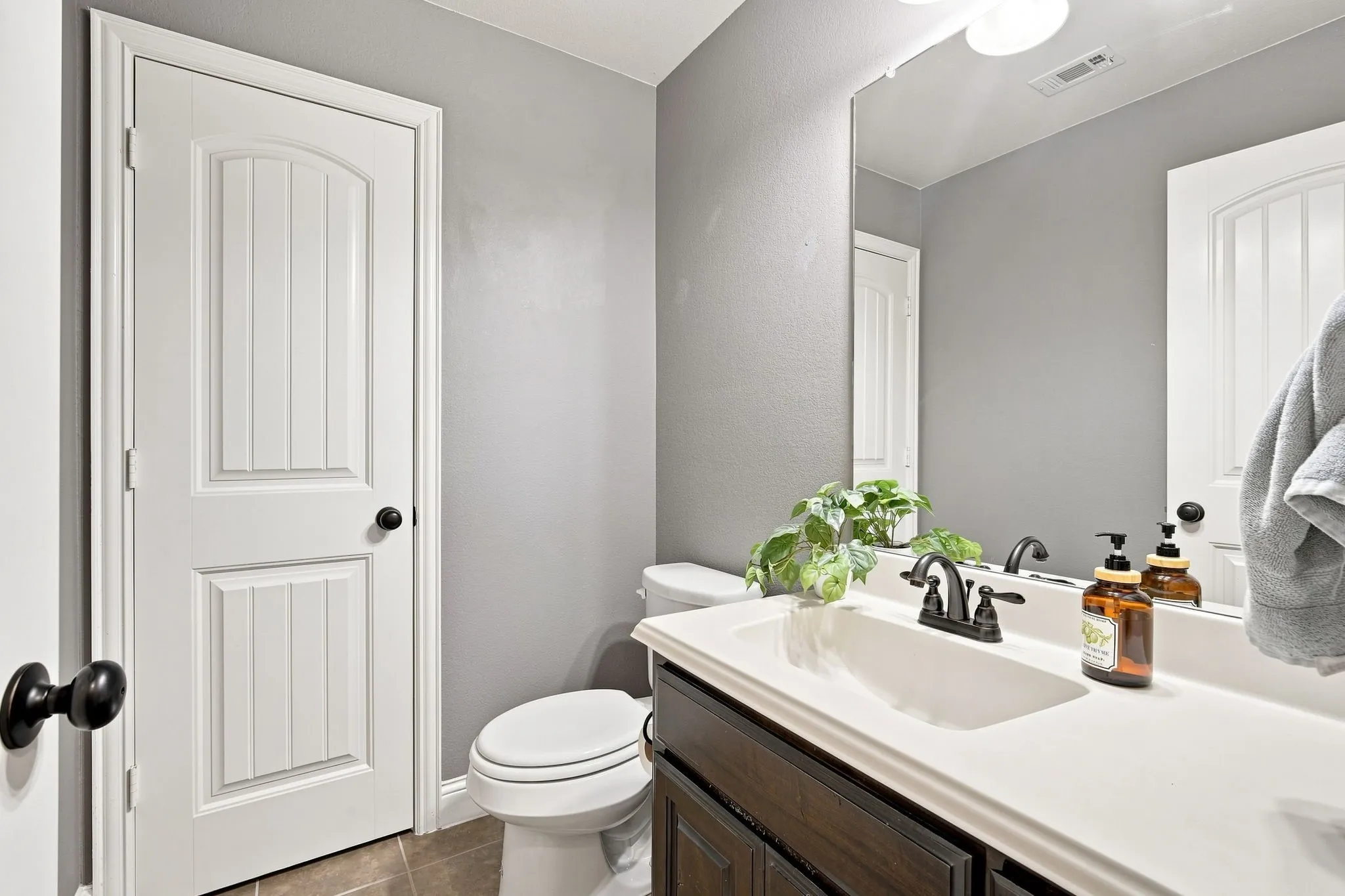 Single Family Residence For Sale in Ellis County , 910 Westminster Drive, Midlothian, Texas 76065, 3 Bedroom, 3 Bathroom, 2 Garage spaces, 2,186 Sqft, built in 2015, mls#21370217, Real Estate Agent in Midlothian, Homes For Sale in Ellis county, Homes For Sale in Midlothian, Realtor in Midlothian Texas, Real Estate Brokerage Independent Realty Texas, Luminita Cordes Realtor