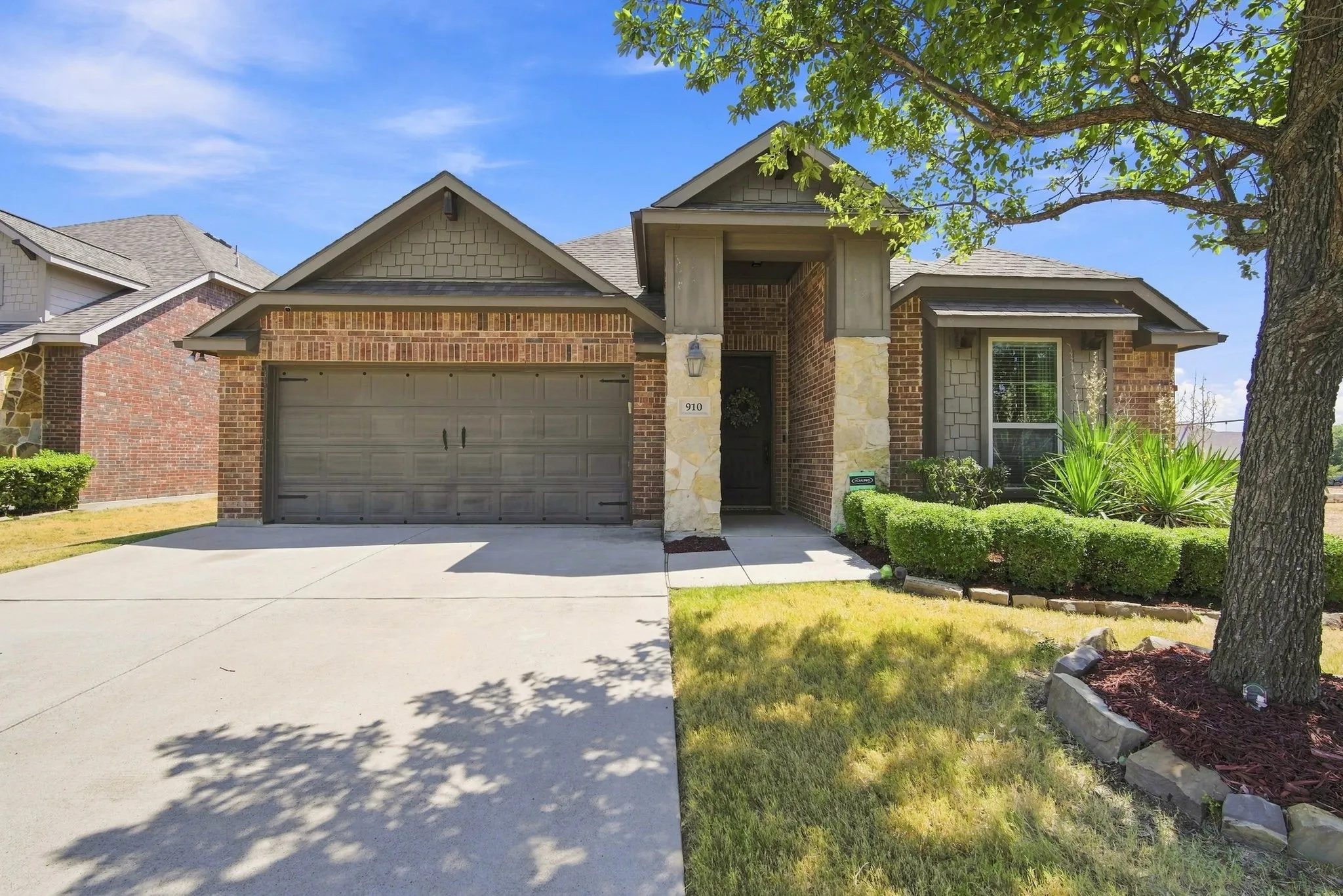 Single Family Residence For Sale in Ellis County , 910 Westminster Drive, Midlothian, Texas 76065, 3 Bedroom, 3 Bathroom, 2 Garage spaces, 2,186 Sqft, built in 2015, mls#21370217, Real Estate Agent in Midlothian, Homes For Sale in Ellis county, Homes For Sale in Midlothian, Realtor in Midlothian Texas, Real Estate Brokerage Independent Realty Texas, Luminita Cordes Realtor