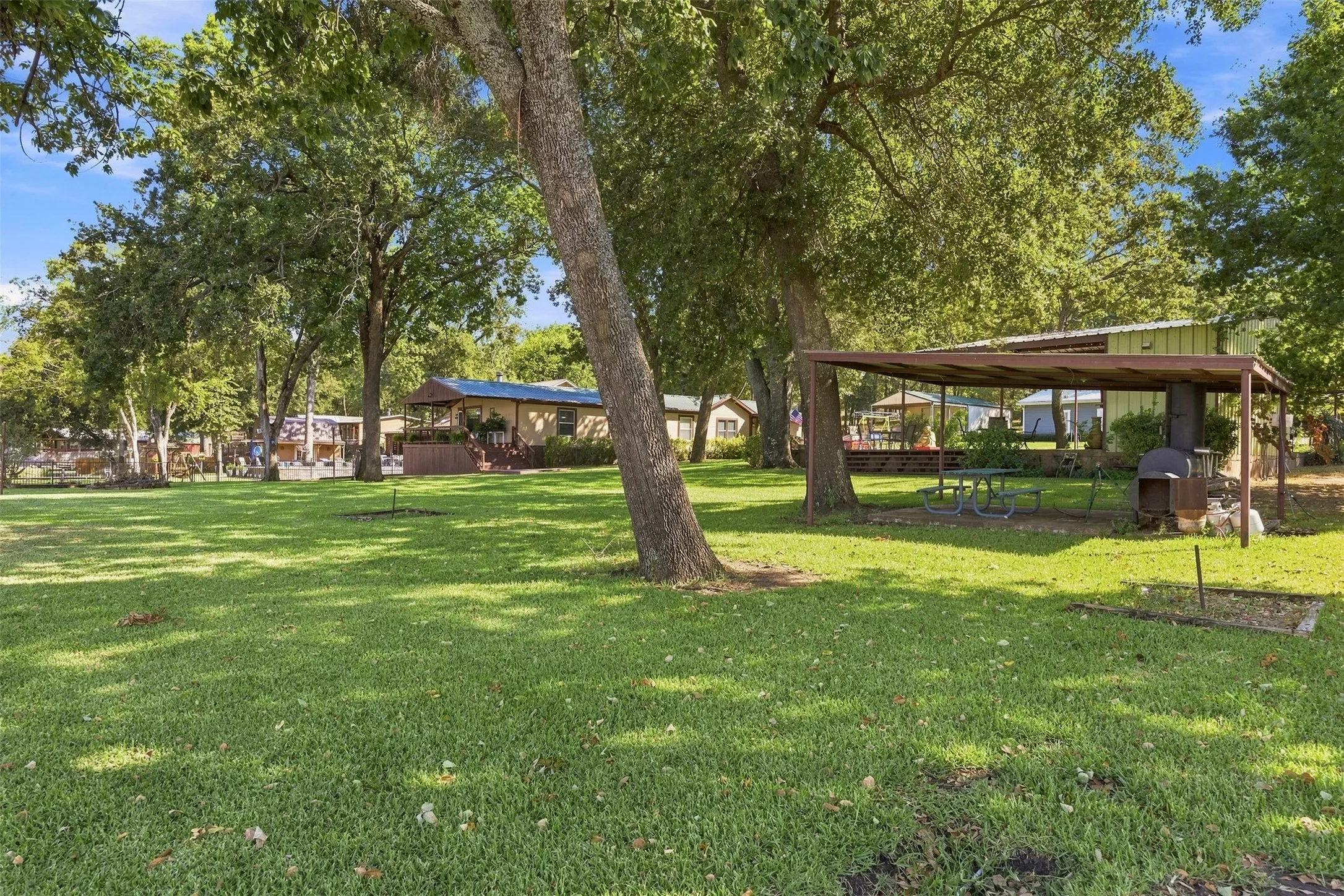 Manufactured Home For Sale in Henderson County , 18404 Pine Drive, Eustace, Texas 75124, 4 Bedroom, 2 Bathroom, 2 Garage spaces, 2,128 Sqft, built in 1996, mls#21371791, Real Estate Agent in Eustace, Homes For Sale in Henderson county, Homes For Sale in Eustace, Realtor in Eustace Texas, Real Estate Brokerage Independent Realty Texas, Luminita Cordes Realtor
