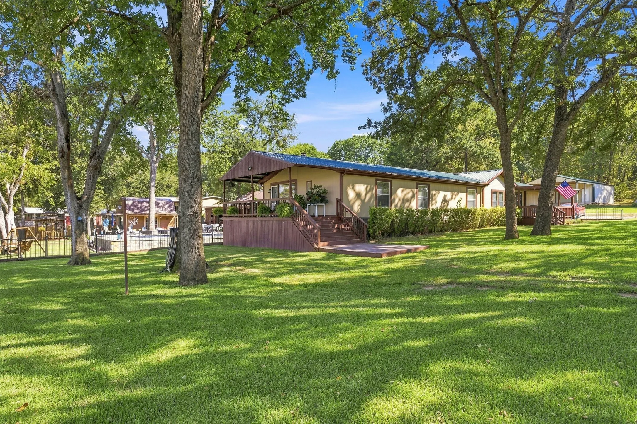 Manufactured Home For Sale in Henderson County , 18404 Pine Drive, Eustace, Texas 75124, 4 Bedroom, 2 Bathroom, 2 Garage spaces, 2,128 Sqft, built in 1996, mls#21371791, Real Estate Agent in Eustace, Homes For Sale in Henderson county, Homes For Sale in Eustace, Realtor in Eustace Texas, Real Estate Brokerage Independent Realty Texas, Luminita Cordes Realtor
