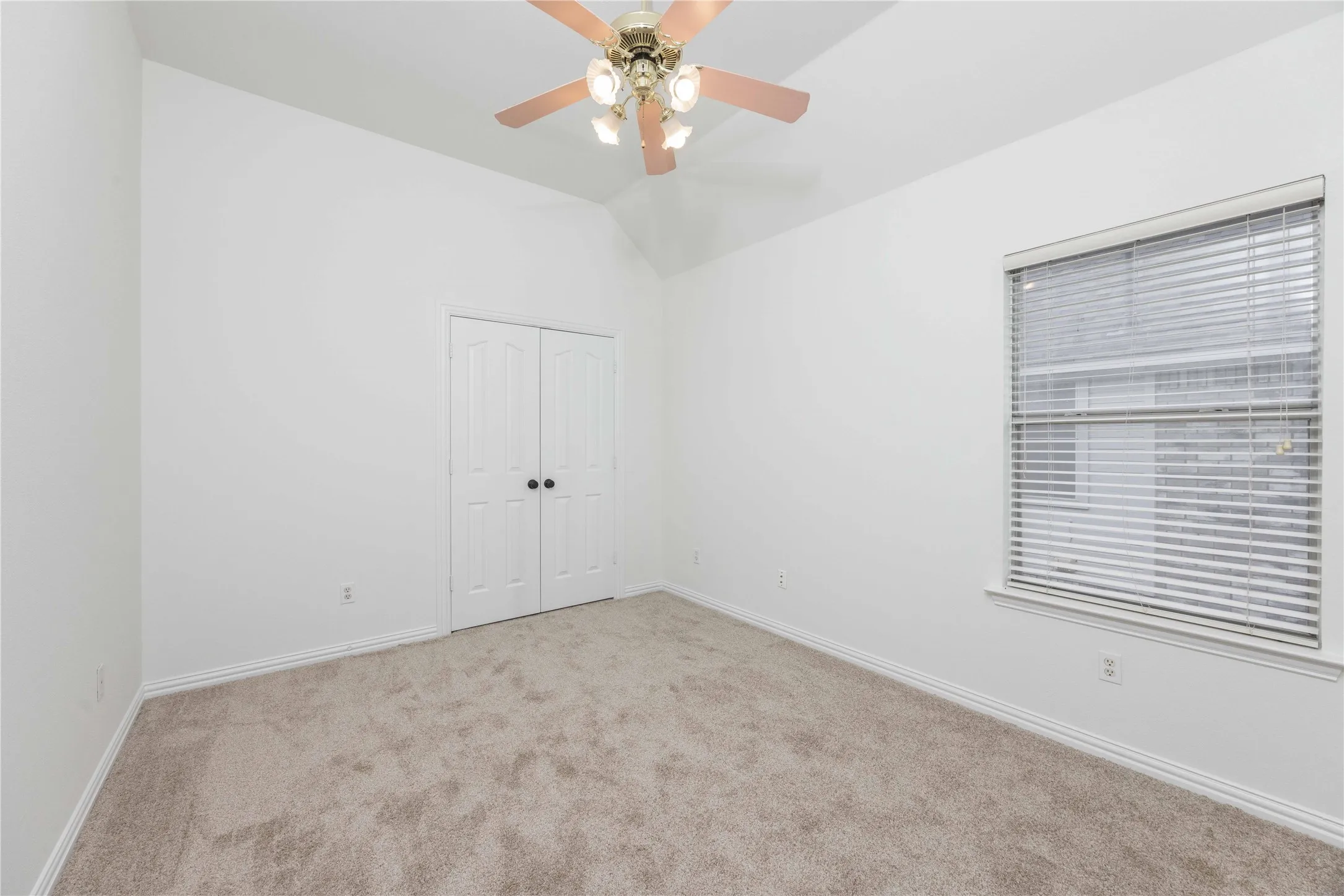 Vaulted ceiling with a ceiling fan