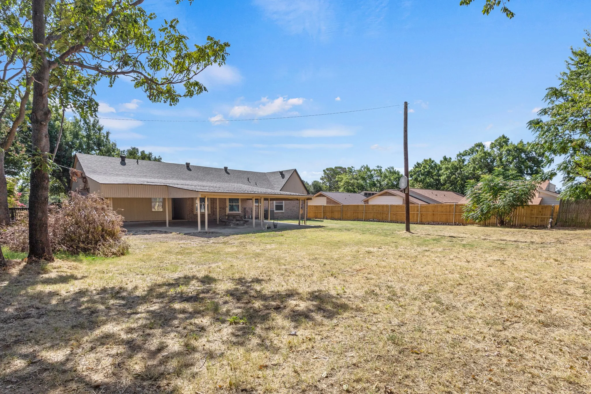 Single Family Residence For Rent in Tarrant County , 620 Oakwood Lane, Arlington, Texas 76012, 4 Bedroom, 2 Bathroom, Garage spaces, 2,000 Sqft, built in 1936, mls#21376868, Real Estate Agent in Arlington, Homes For Rent in Tarrant county, Homes For Rent in Arlington, Realtor in Arlington Texas, Real Estate Brokerage Independent Realty Texas, Luminita Cordes Realtor