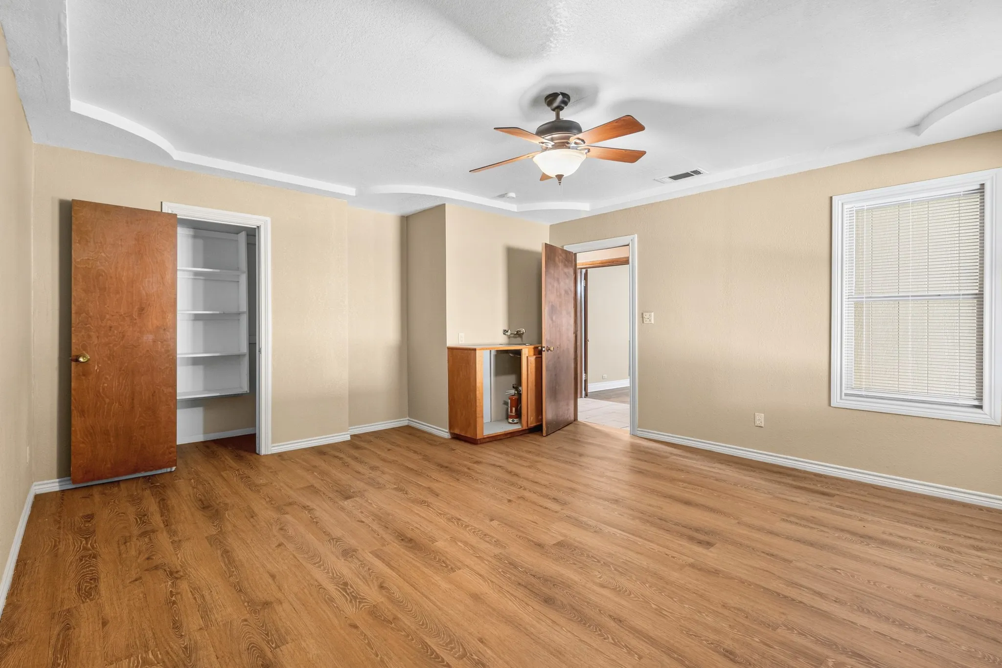 Single Family Residence For Rent in Tarrant County , 620 Oakwood Lane, Arlington, Texas 76012, 4 Bedroom, 2 Bathroom, Garage spaces, 2,000 Sqft, built in 1936, mls#21376868, Real Estate Agent in Arlington, Homes For Rent in Tarrant county, Homes For Rent in Arlington, Realtor in Arlington Texas, Real Estate Brokerage Independent Realty Texas, Luminita Cordes Realtor