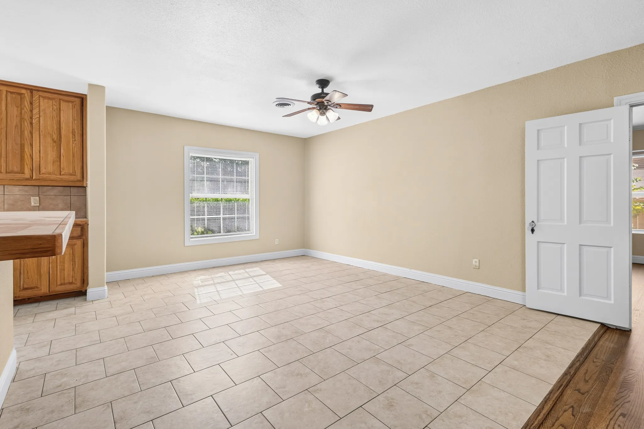 Single Family Residence For Rent in Tarrant County , 620 Oakwood Lane, Arlington, Texas 76012, 4 Bedroom, 2 Bathroom, Garage spaces, 2,000 Sqft, built in 1936, mls#21376868, Real Estate Agent in Arlington, Homes For Rent in Tarrant county, Homes For Rent in Arlington, Realtor in Arlington Texas, Real Estate Brokerage Independent Realty Texas, Luminita Cordes Realtor