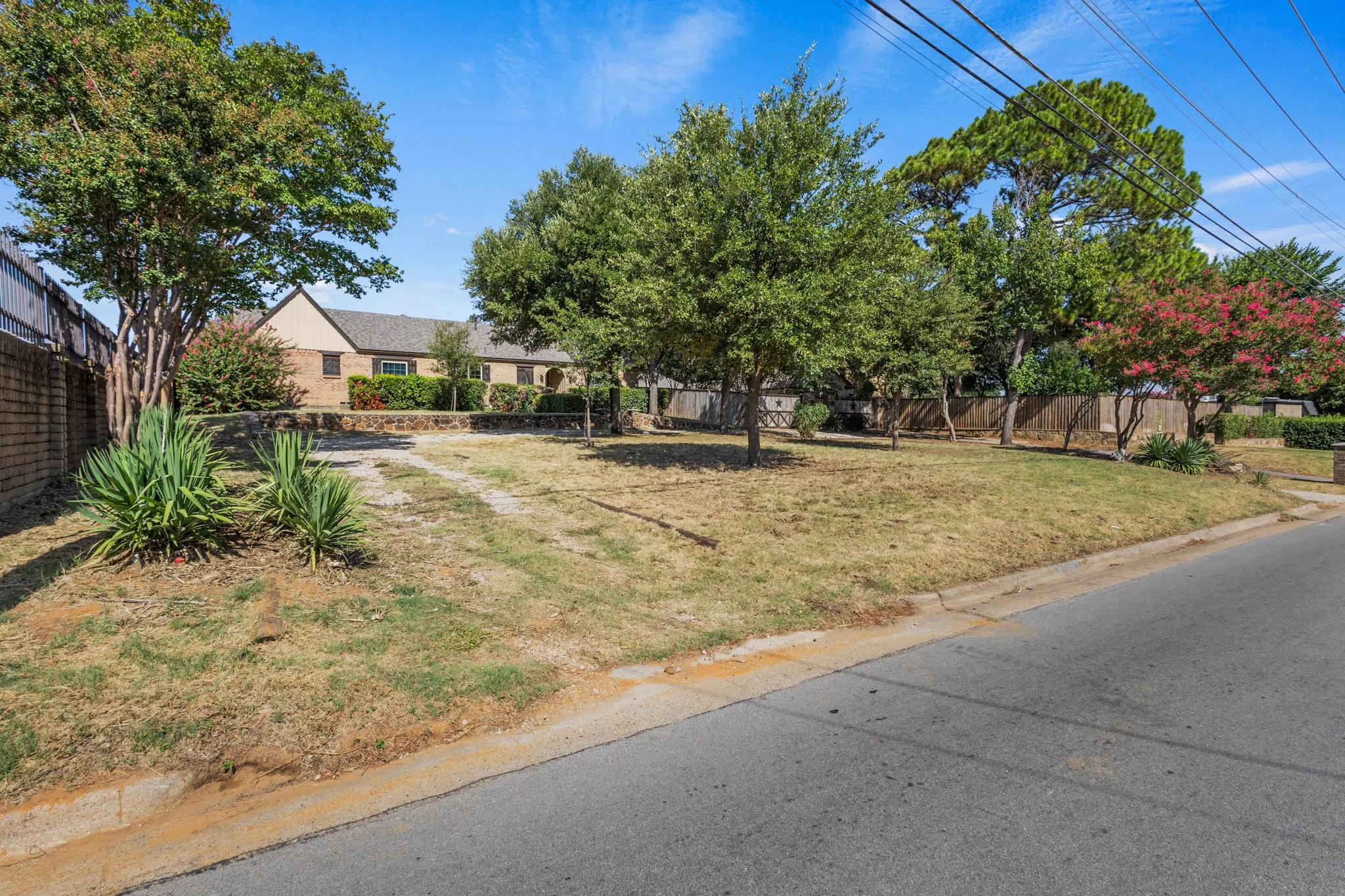 Single Family Residence For Rent in Tarrant County , 620 Oakwood Lane, Arlington, Texas 76012, 4 Bedroom, 2 Bathroom, Garage spaces, 2,000 Sqft, built in 1936, mls#21376868, Real Estate Agent in Arlington, Homes For Rent in Tarrant county, Homes For Rent in Arlington, Realtor in Arlington Texas, Real Estate Brokerage Independent Realty Texas, Luminita Cordes Realtor