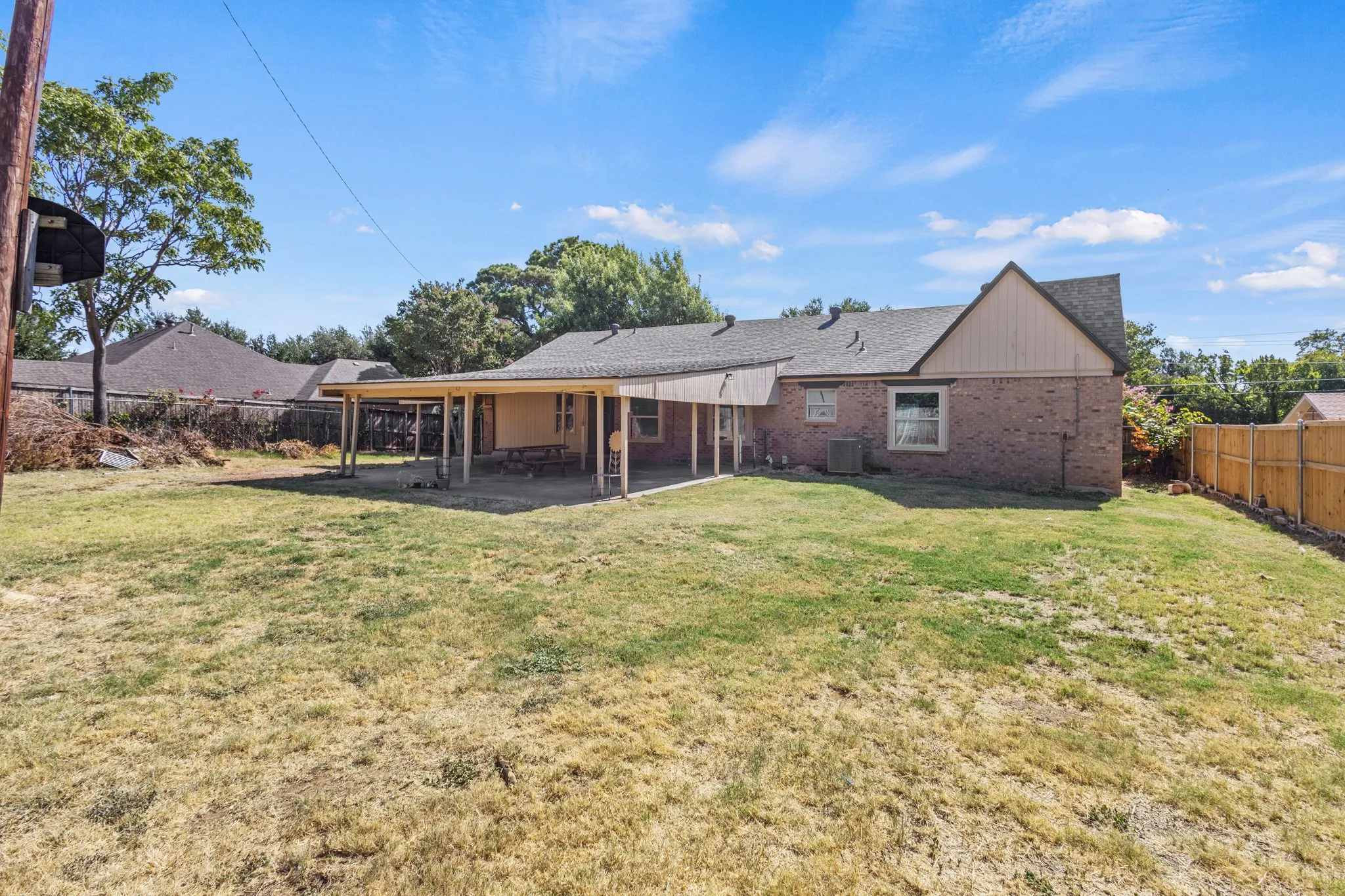 Single Family Residence For Rent in Tarrant County , 620 Oakwood Lane, Arlington, Texas 76012, 4 Bedroom, 2 Bathroom, Garage spaces, 2,000 Sqft, built in 1936, mls#21376868, Real Estate Agent in Arlington, Homes For Rent in Tarrant county, Homes For Rent in Arlington, Realtor in Arlington Texas, Real Estate Brokerage Independent Realty Texas, Luminita Cordes Realtor