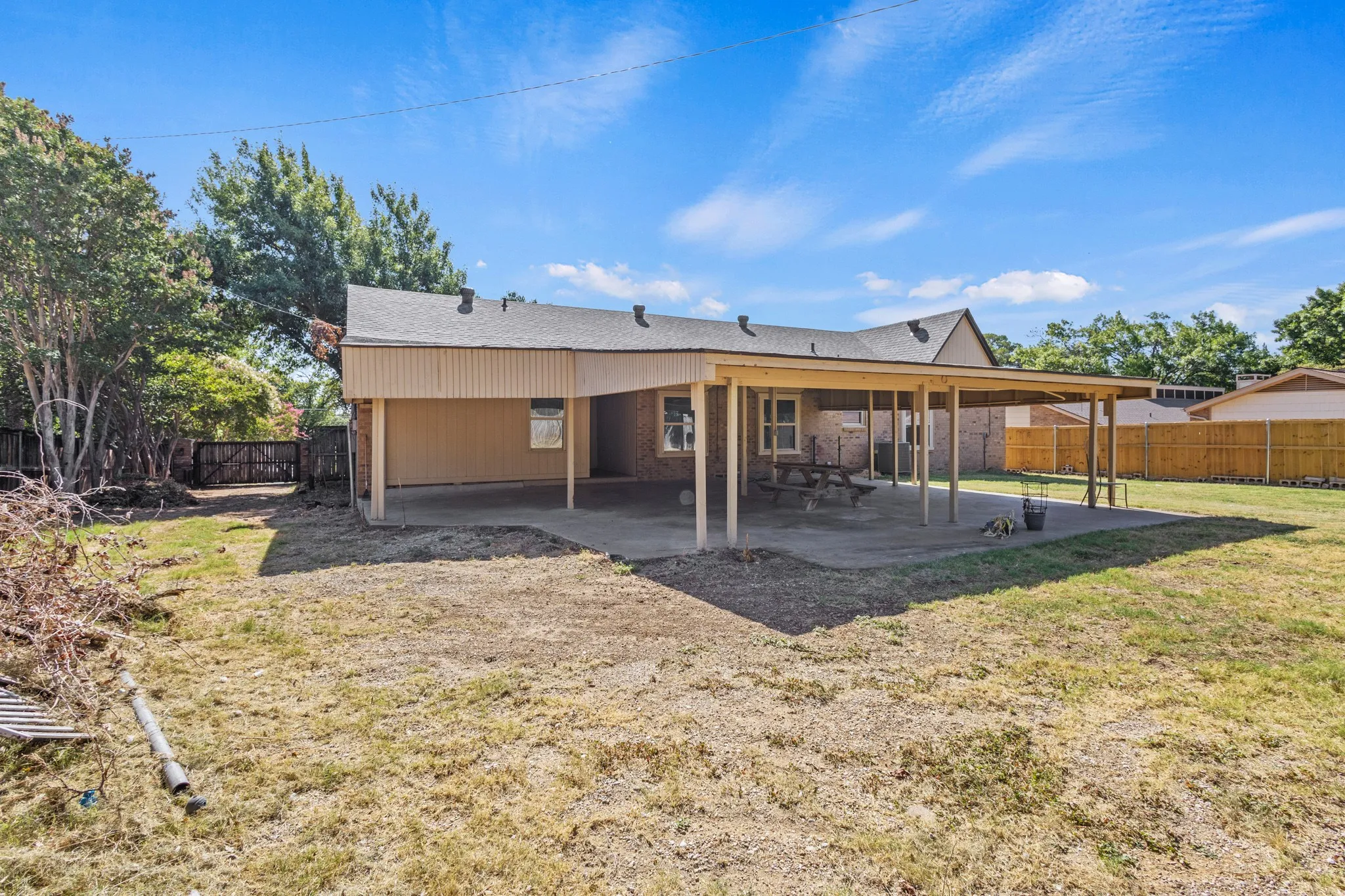 Single Family Residence For Rent in Tarrant County , 620 Oakwood Lane, Arlington, Texas 76012, 4 Bedroom, 2 Bathroom, Garage spaces, 2,000 Sqft, built in 1936, mls#21376868, Real Estate Agent in Arlington, Homes For Rent in Tarrant county, Homes For Rent in Arlington, Realtor in Arlington Texas, Real Estate Brokerage Independent Realty Texas, Luminita Cordes Realtor