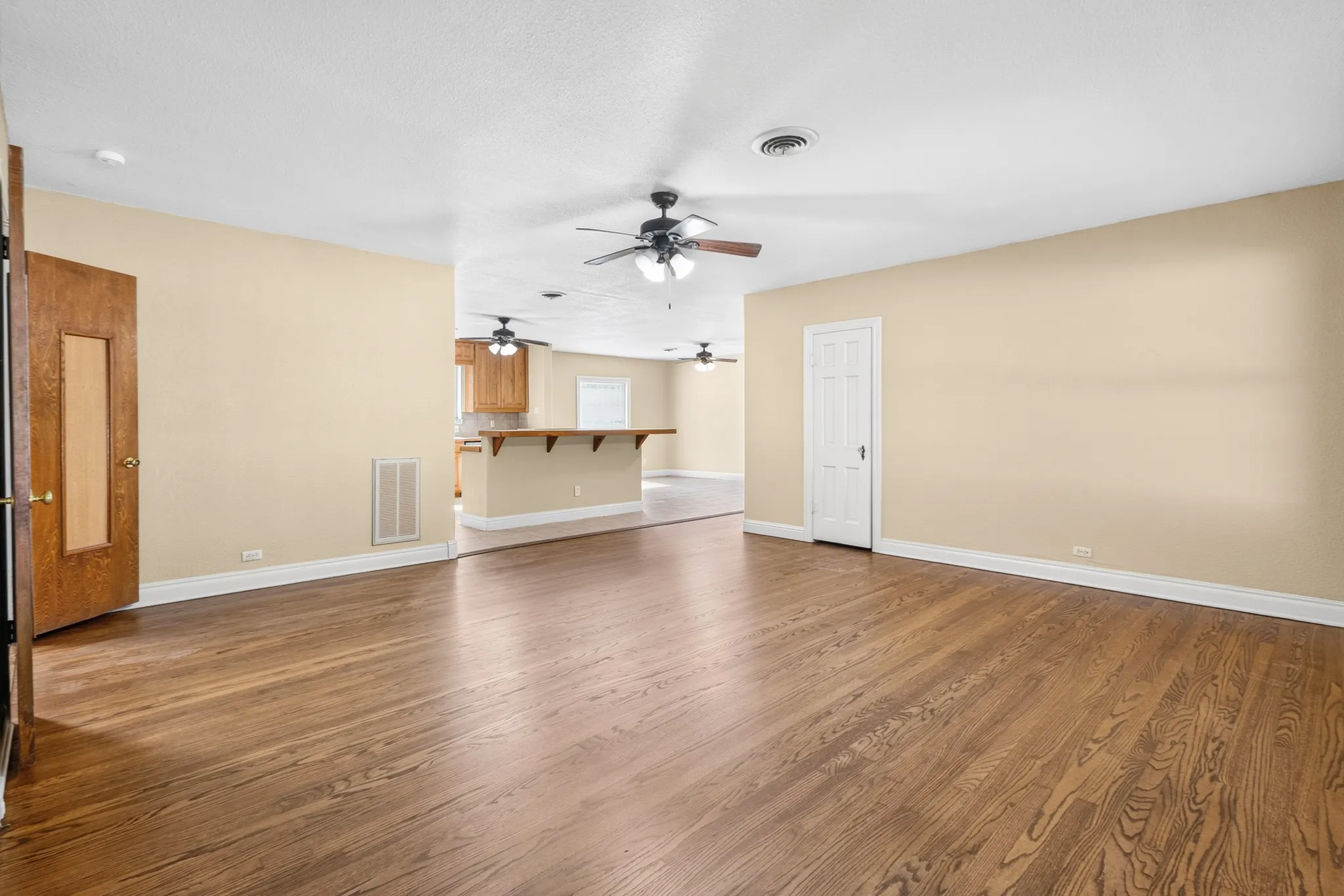 Single Family Residence For Rent in Tarrant County , 620 Oakwood Lane, Arlington, Texas 76012, 4 Bedroom, 2 Bathroom, Garage spaces, 2,000 Sqft, built in 1936, mls#21376868, Real Estate Agent in Arlington, Homes For Rent in Tarrant county, Homes For Rent in Arlington, Realtor in Arlington Texas, Real Estate Brokerage Independent Realty Texas, Luminita Cordes Realtor
