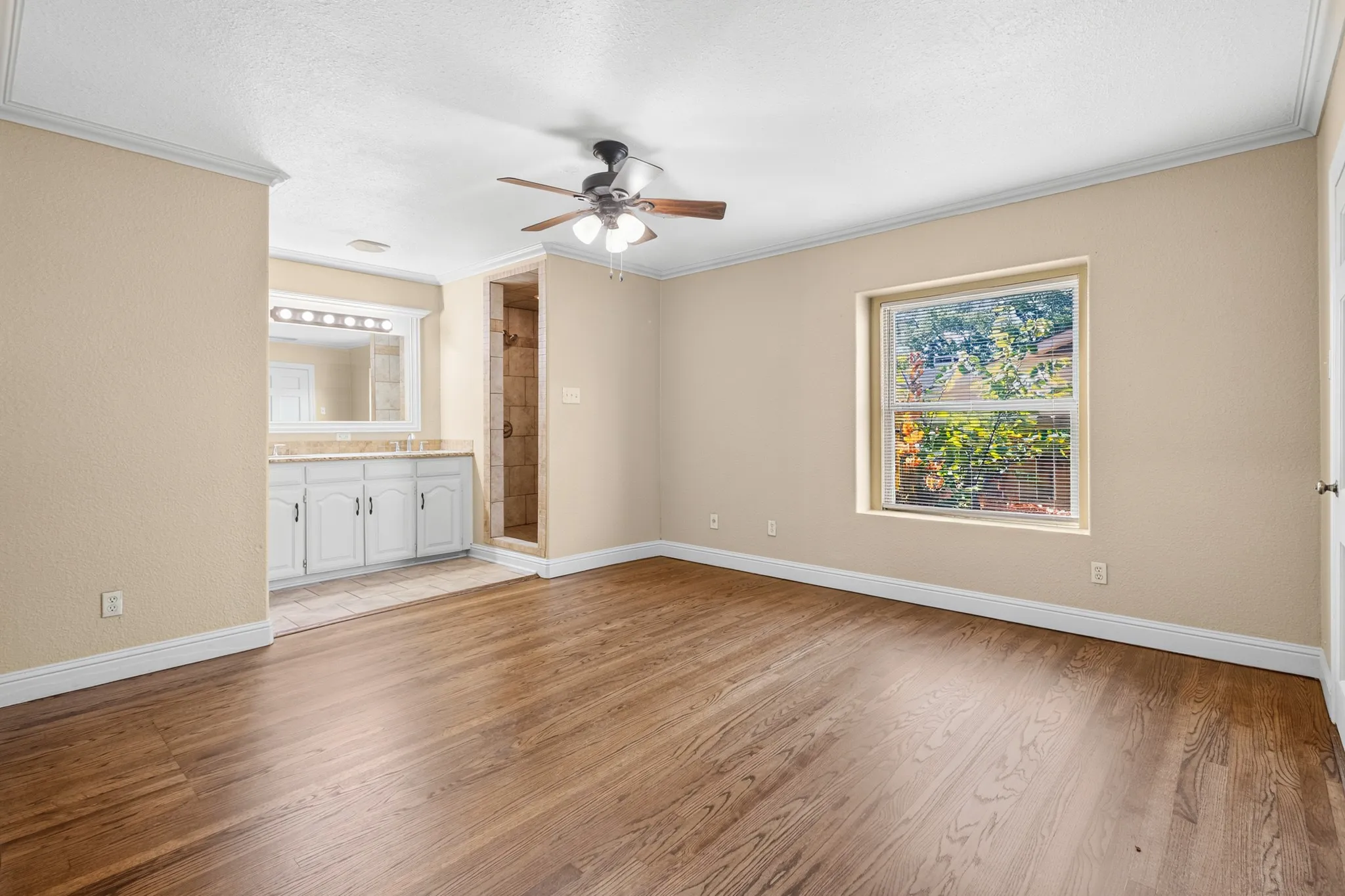 Single Family Residence For Rent in Tarrant County , 620 Oakwood Lane, Arlington, Texas 76012, 4 Bedroom, 2 Bathroom, Garage spaces, 2,000 Sqft, built in 1936, mls#21376868, Real Estate Agent in Arlington, Homes For Rent in Tarrant county, Homes For Rent in Arlington, Realtor in Arlington Texas, Real Estate Brokerage Independent Realty Texas, Luminita Cordes Realtor