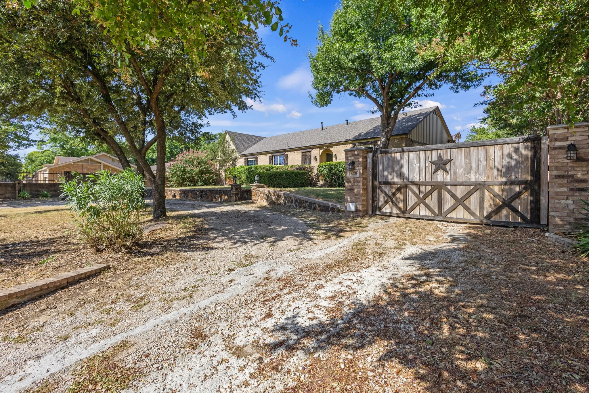 Single Family Residence For Rent in Tarrant County , 620 Oakwood Lane, Arlington, Texas 76012, 4 Bedroom, 2 Bathroom, Garage spaces, 2,000 Sqft, built in 1936, mls#21376868, Real Estate Agent in Arlington, Homes For Rent in Tarrant county, Homes For Rent in Arlington, Realtor in Arlington Texas, Real Estate Brokerage Independent Realty Texas, Luminita Cordes Realtor