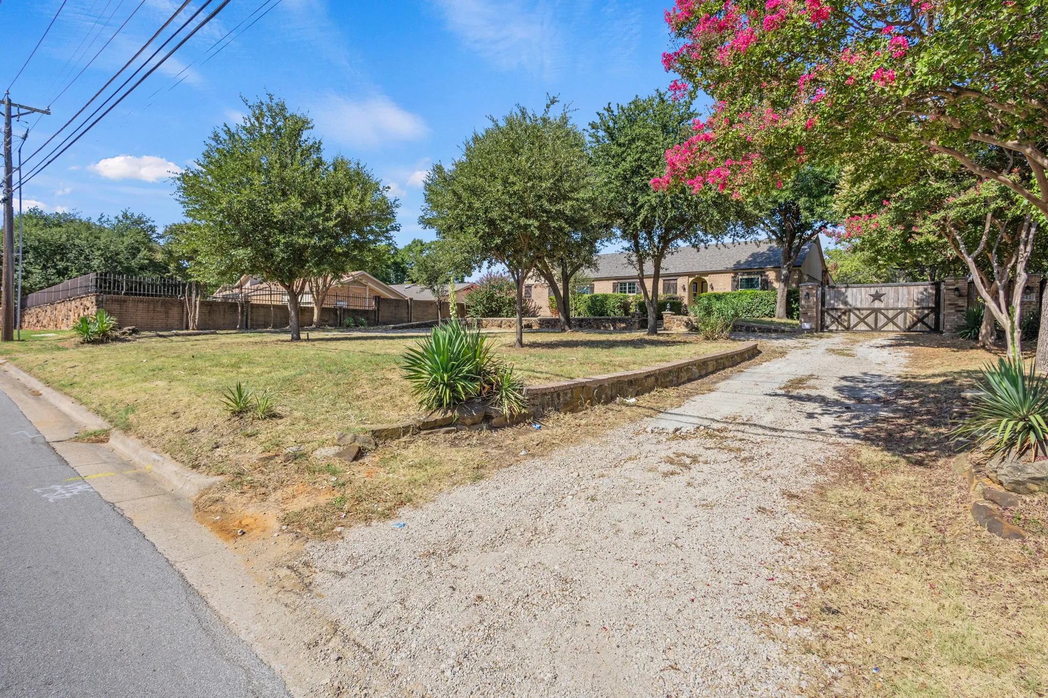 Single Family Residence For Rent in Tarrant County , 620 Oakwood Lane, Arlington, Texas 76012, 4 Bedroom, 2 Bathroom, Garage spaces, 2,000 Sqft, built in 1936, mls#21376868, Real Estate Agent in Arlington, Homes For Rent in Tarrant county, Homes For Rent in Arlington, Realtor in Arlington Texas, Real Estate Brokerage Independent Realty Texas, Luminita Cordes Realtor