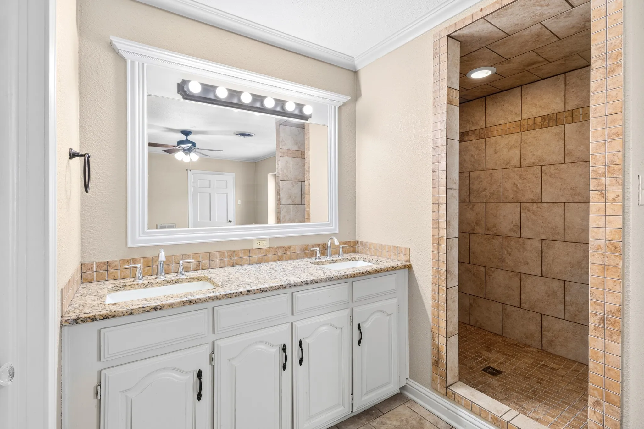 Single Family Residence For Rent in Tarrant County , 620 Oakwood Lane, Arlington, Texas 76012, 4 Bedroom, 2 Bathroom, Garage spaces, 2,000 Sqft, built in 1936, mls#21376868, Real Estate Agent in Arlington, Homes For Rent in Tarrant county, Homes For Rent in Arlington, Realtor in Arlington Texas, Real Estate Brokerage Independent Realty Texas, Luminita Cordes Realtor