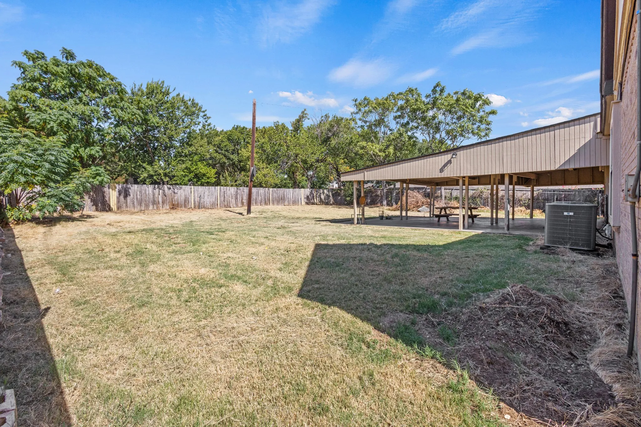 Single Family Residence For Rent in Tarrant County , 620 Oakwood Lane, Arlington, Texas 76012, 4 Bedroom, 2 Bathroom, Garage spaces, 2,000 Sqft, built in 1936, mls#21376868, Real Estate Agent in Arlington, Homes For Rent in Tarrant county, Homes For Rent in Arlington, Realtor in Arlington Texas, Real Estate Brokerage Independent Realty Texas, Luminita Cordes Realtor