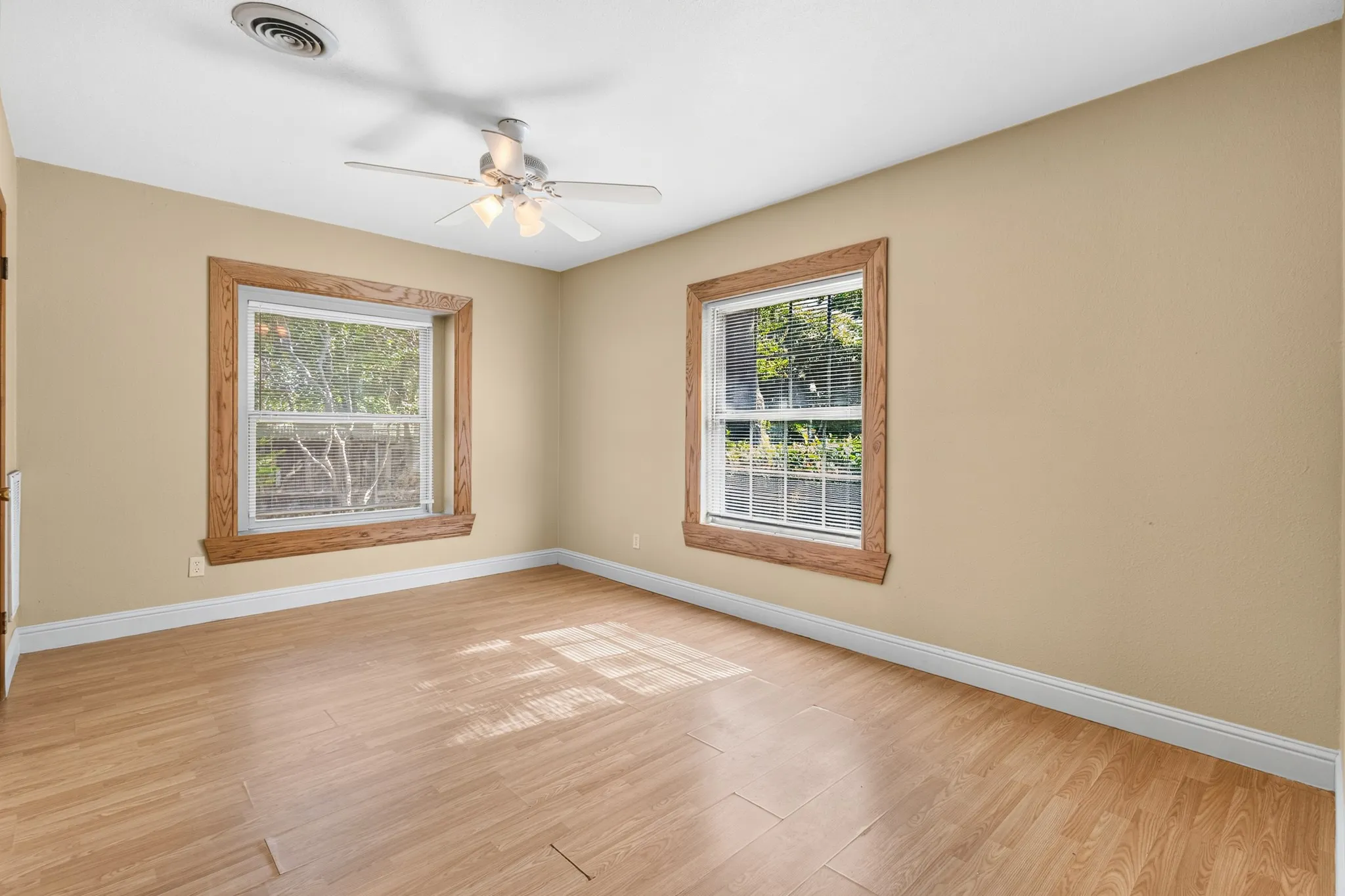 Single Family Residence For Rent in Tarrant County , 620 Oakwood Lane, Arlington, Texas 76012, 4 Bedroom, 2 Bathroom, Garage spaces, 2,000 Sqft, built in 1936, mls#21376868, Real Estate Agent in Arlington, Homes For Rent in Tarrant county, Homes For Rent in Arlington, Realtor in Arlington Texas, Real Estate Brokerage Independent Realty Texas, Luminita Cordes Realtor