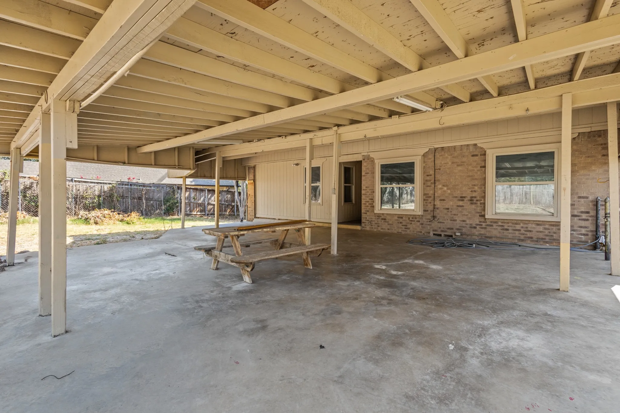 Single Family Residence For Rent in Tarrant County , 620 Oakwood Lane, Arlington, Texas 76012, 4 Bedroom, 2 Bathroom, Garage spaces, 2,000 Sqft, built in 1936, mls#21376868, Real Estate Agent in Arlington, Homes For Rent in Tarrant county, Homes For Rent in Arlington, Realtor in Arlington Texas, Real Estate Brokerage Independent Realty Texas, Luminita Cordes Realtor