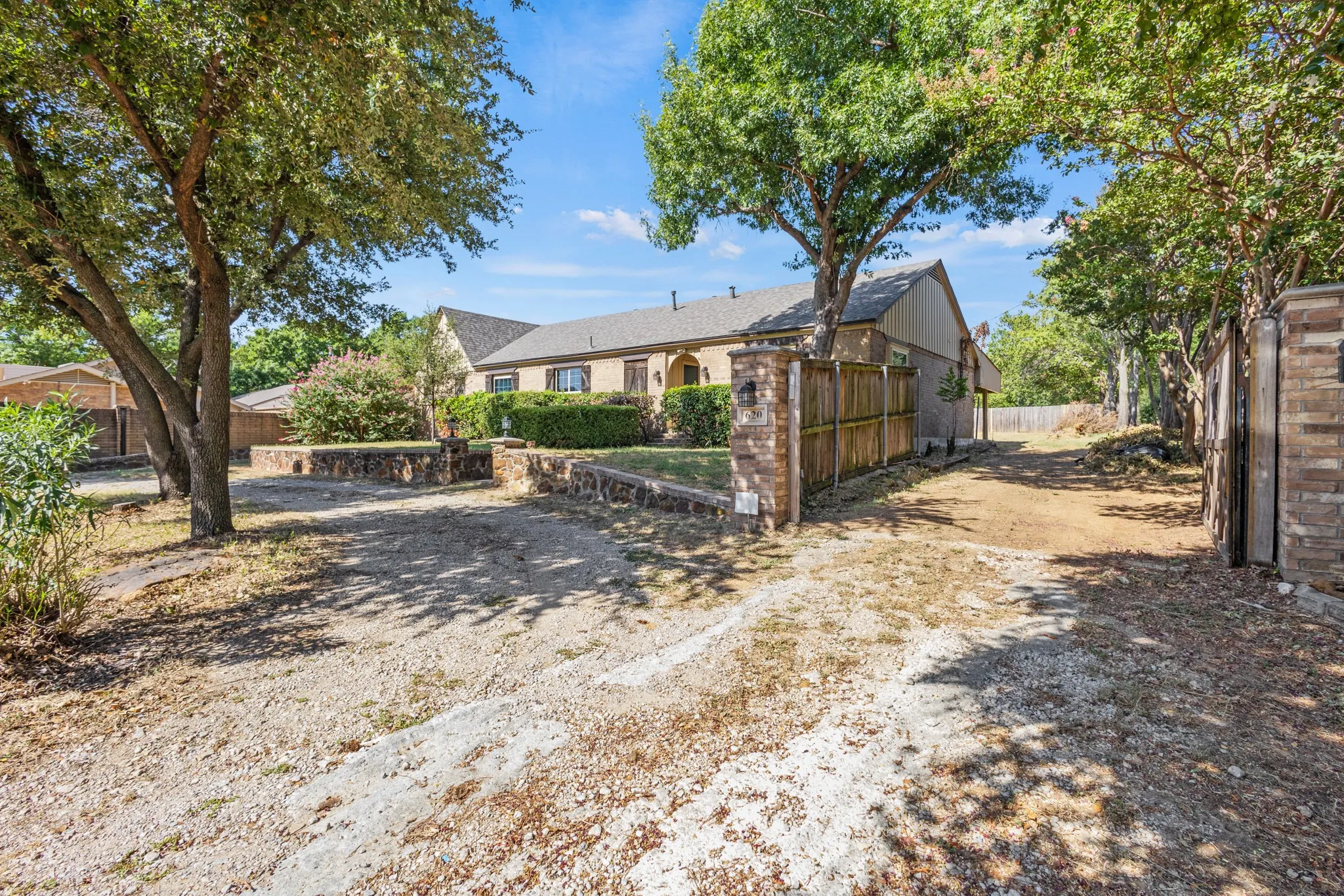 Single Family Residence For Rent in Tarrant County , 620 Oakwood Lane, Arlington, Texas 76012, 4 Bedroom, 2 Bathroom, Garage spaces, 2,000 Sqft, built in 1936, mls#21376868, Real Estate Agent in Arlington, Homes For Rent in Tarrant county, Homes For Rent in Arlington, Realtor in Arlington Texas, Real Estate Brokerage Independent Realty Texas, Luminita Cordes Realtor