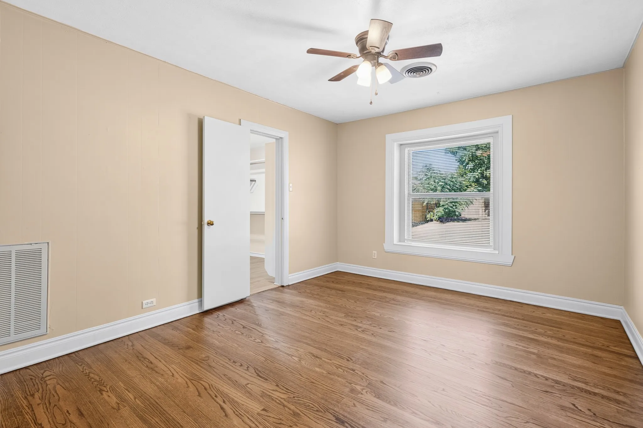 Single Family Residence For Rent in Tarrant County , 620 Oakwood Lane, Arlington, Texas 76012, 4 Bedroom, 2 Bathroom, Garage spaces, 2,000 Sqft, built in 1936, mls#21376868, Real Estate Agent in Arlington, Homes For Rent in Tarrant county, Homes For Rent in Arlington, Realtor in Arlington Texas, Real Estate Brokerage Independent Realty Texas, Luminita Cordes Realtor