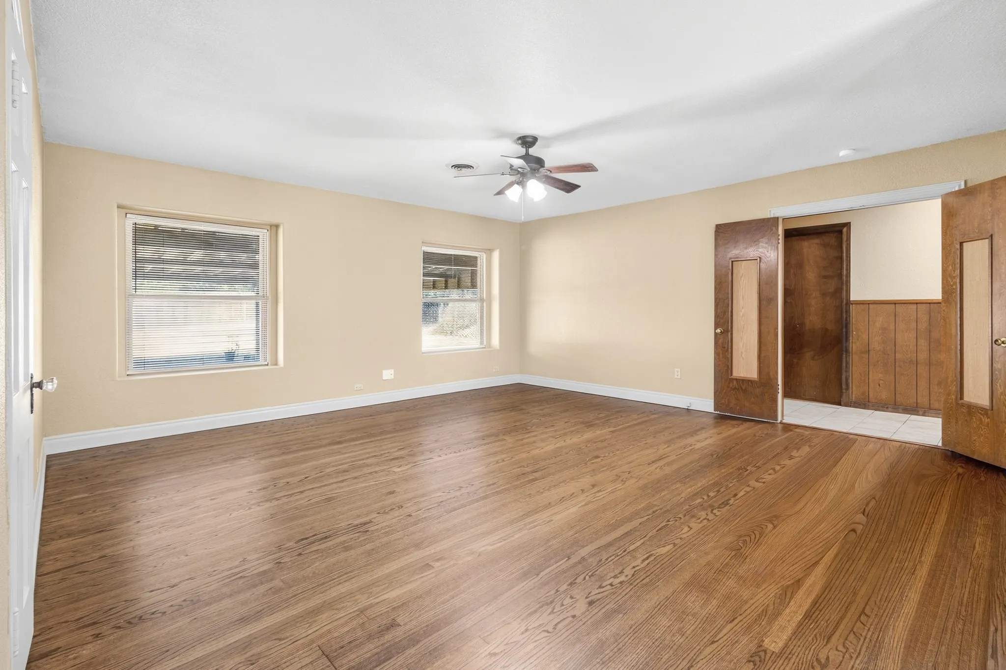 Single Family Residence For Rent in Tarrant County , 620 Oakwood Lane, Arlington, Texas 76012, 4 Bedroom, 2 Bathroom, Garage spaces, 2,000 Sqft, built in 1936, mls#21376868, Real Estate Agent in Arlington, Homes For Rent in Tarrant county, Homes For Rent in Arlington, Realtor in Arlington Texas, Real Estate Brokerage Independent Realty Texas, Luminita Cordes Realtor