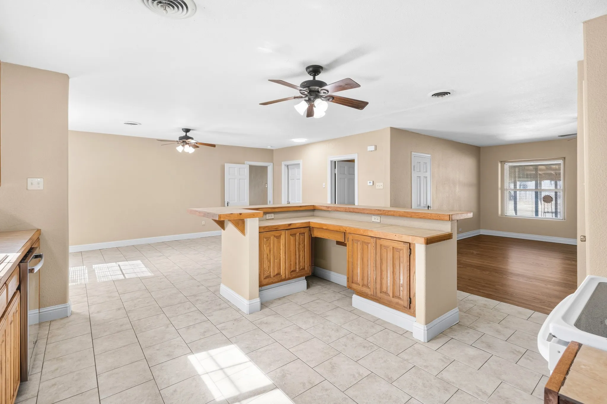 Single Family Residence For Rent in Tarrant County , 620 Oakwood Lane, Arlington, Texas 76012, 4 Bedroom, 2 Bathroom, Garage spaces, 2,000 Sqft, built in 1936, mls#21376868, Real Estate Agent in Arlington, Homes For Rent in Tarrant county, Homes For Rent in Arlington, Realtor in Arlington Texas, Real Estate Brokerage Independent Realty Texas, Luminita Cordes Realtor
