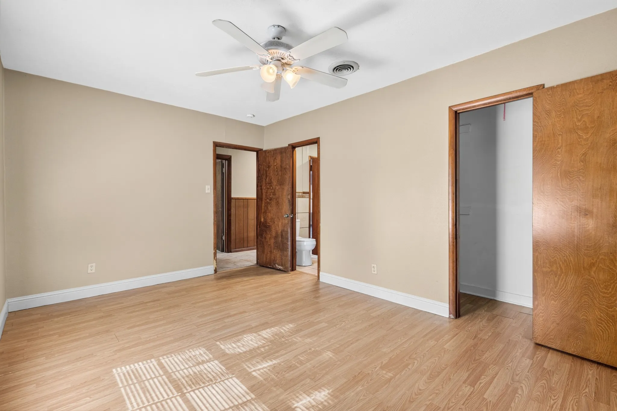 Single Family Residence For Rent in Tarrant County , 620 Oakwood Lane, Arlington, Texas 76012, 4 Bedroom, 2 Bathroom, Garage spaces, 2,000 Sqft, built in 1936, mls#21376868, Real Estate Agent in Arlington, Homes For Rent in Tarrant county, Homes For Rent in Arlington, Realtor in Arlington Texas, Real Estate Brokerage Independent Realty Texas, Luminita Cordes Realtor