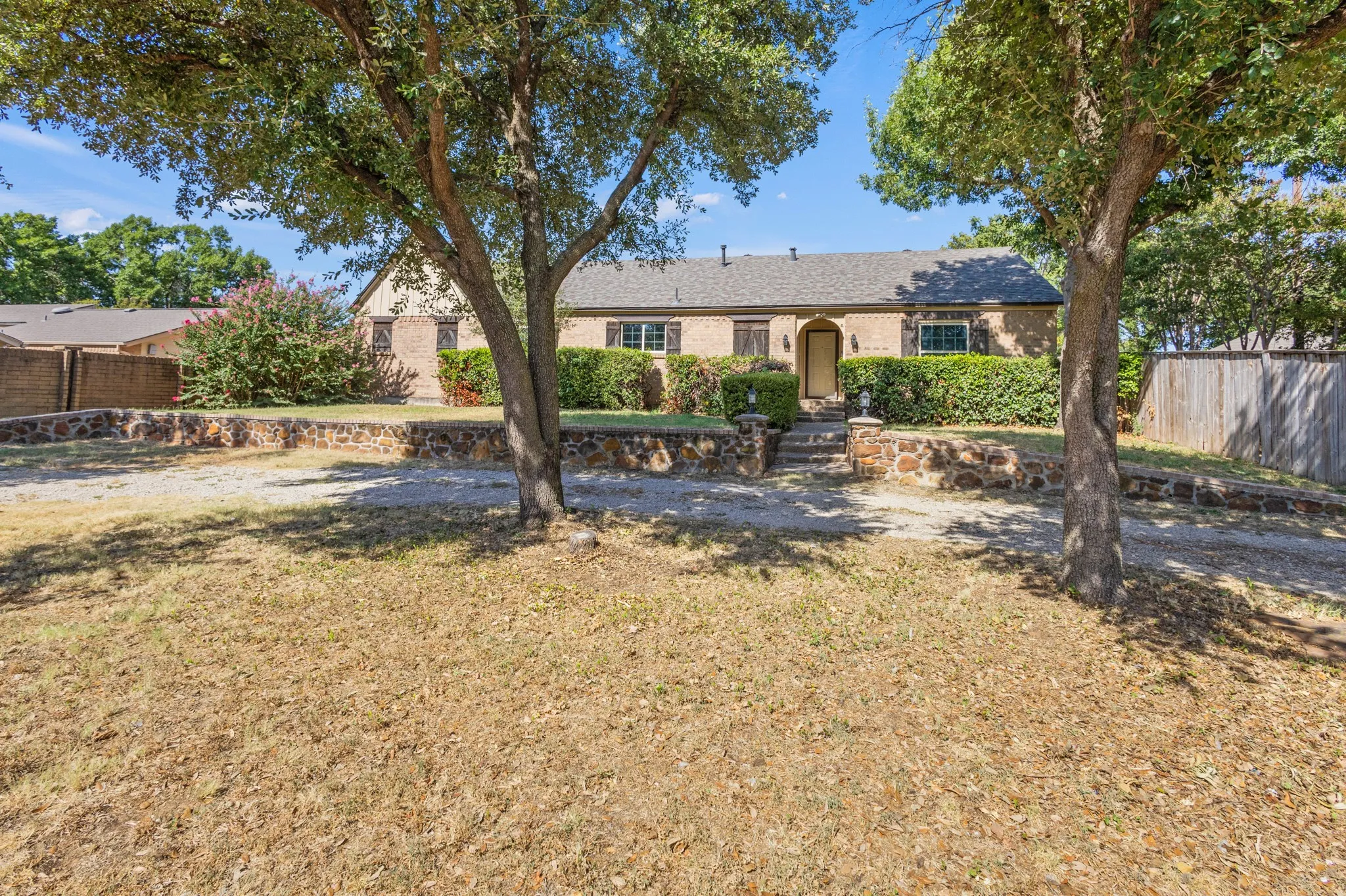 Single Family Residence For Rent in Tarrant County , 620 Oakwood Lane, Arlington, Texas 76012, 4 Bedroom, 2 Bathroom, Garage spaces, 2,000 Sqft, built in 1936, mls#21376868, Real Estate Agent in Arlington, Homes For Rent in Tarrant county, Homes For Rent in Arlington, Realtor in Arlington Texas, Real Estate Brokerage Independent Realty Texas, Luminita Cordes Realtor