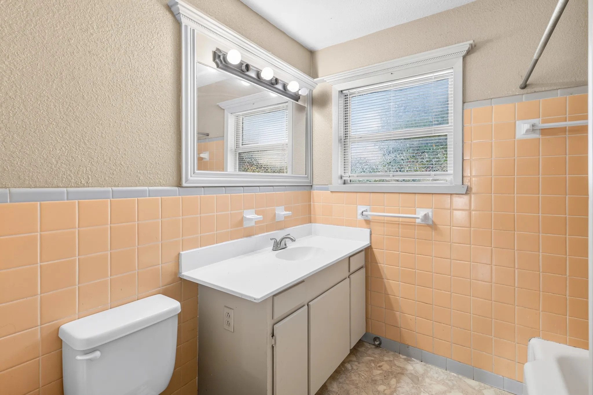 Single Family Residence For Rent in Tarrant County , 620 Oakwood Lane, Arlington, Texas 76012, 4 Bedroom, 2 Bathroom, Garage spaces, 2,000 Sqft, built in 1936, mls#21376868, Real Estate Agent in Arlington, Homes For Rent in Tarrant county, Homes For Rent in Arlington, Realtor in Arlington Texas, Real Estate Brokerage Independent Realty Texas, Luminita Cordes Realtor
