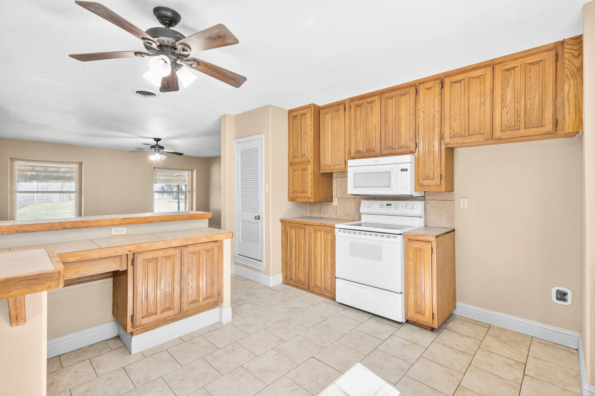 Single Family Residence For Rent in Tarrant County , 620 Oakwood Lane, Arlington, Texas 76012, 4 Bedroom, 2 Bathroom, Garage spaces, 2,000 Sqft, built in 1936, mls#21376868, Real Estate Agent in Arlington, Homes For Rent in Tarrant county, Homes For Rent in Arlington, Realtor in Arlington Texas, Real Estate Brokerage Independent Realty Texas, Luminita Cordes Realtor