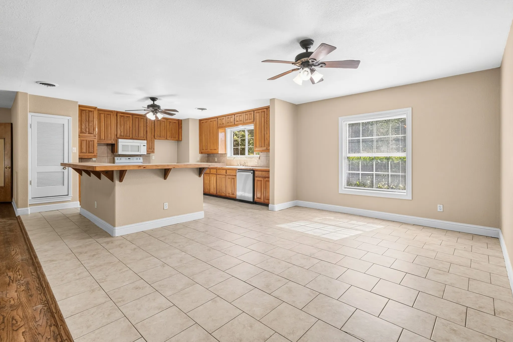 Single Family Residence For Rent in Tarrant County , 620 Oakwood Lane, Arlington, Texas 76012, 4 Bedroom, 2 Bathroom, Garage spaces, 2,000 Sqft, built in 1936, mls#21376868, Real Estate Agent in Arlington, Homes For Rent in Tarrant county, Homes For Rent in Arlington, Realtor in Arlington Texas, Real Estate Brokerage Independent Realty Texas, Luminita Cordes Realtor