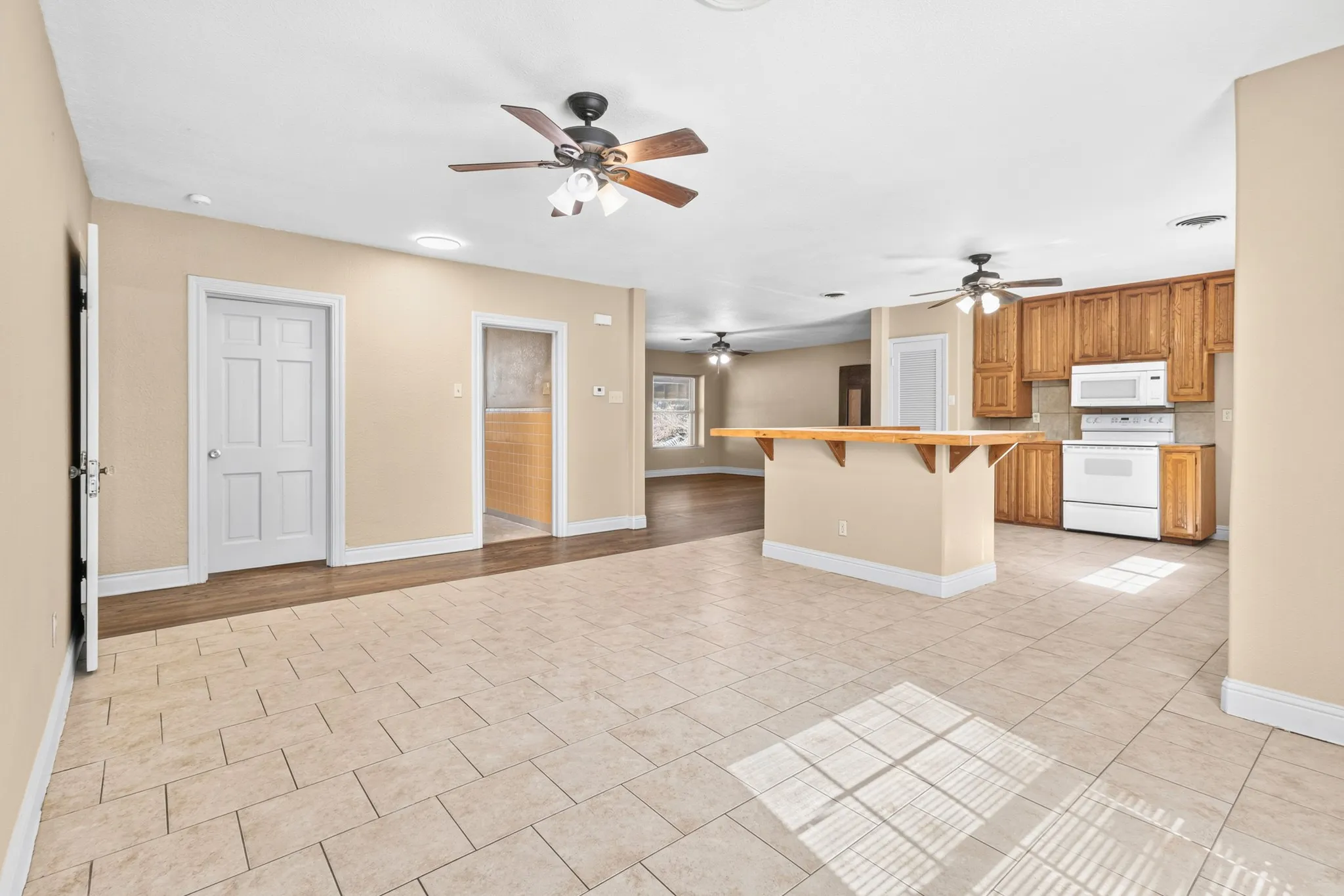 Single Family Residence For Rent in Tarrant County , 620 Oakwood Lane, Arlington, Texas 76012, 4 Bedroom, 2 Bathroom, Garage spaces, 2,000 Sqft, built in 1936, mls#21376868, Real Estate Agent in Arlington, Homes For Rent in Tarrant county, Homes For Rent in Arlington, Realtor in Arlington Texas, Real Estate Brokerage Independent Realty Texas, Luminita Cordes Realtor
