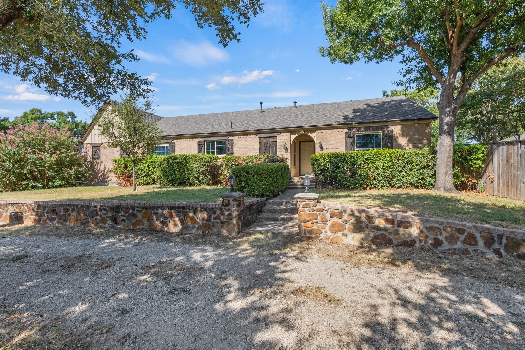 Single Family Residence For Rent in Tarrant County , 620 Oakwood Lane, Arlington, Texas 76012, 4 Bedroom, 2 Bathroom, Garage spaces, 2,000 Sqft, built in 1936, mls#21376868, Real Estate Agent in Arlington, Homes For Rent in Tarrant county, Homes For Rent in Arlington, Realtor in Arlington Texas, Real Estate Brokerage Independent Realty Texas, Luminita Cordes Realtor