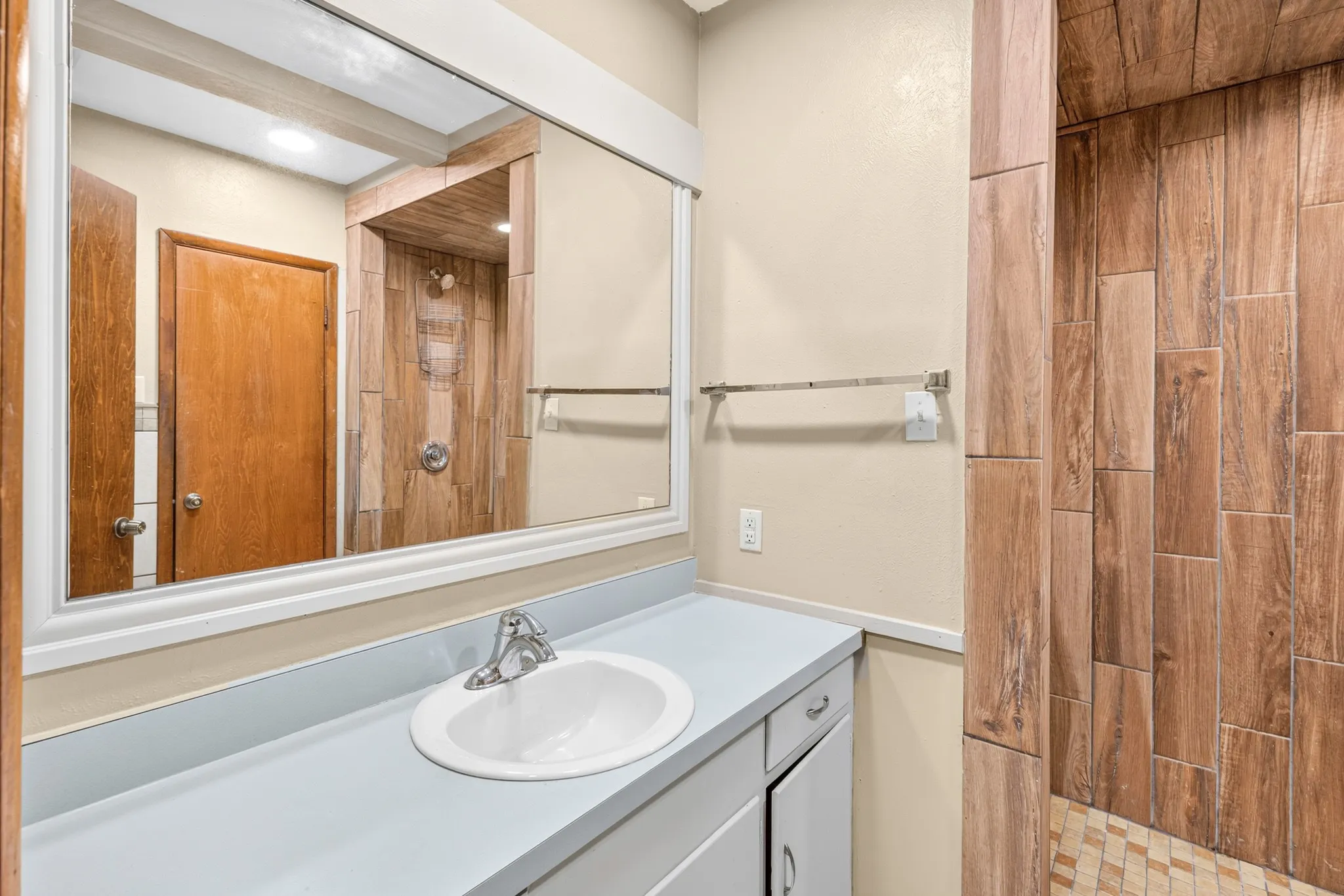 Single Family Residence For Rent in Tarrant County , 620 Oakwood Lane, Arlington, Texas 76012, 4 Bedroom, 2 Bathroom, Garage spaces, 2,000 Sqft, built in 1936, mls#21376868, Real Estate Agent in Arlington, Homes For Rent in Tarrant county, Homes For Rent in Arlington, Realtor in Arlington Texas, Real Estate Brokerage Independent Realty Texas, Luminita Cordes Realtor