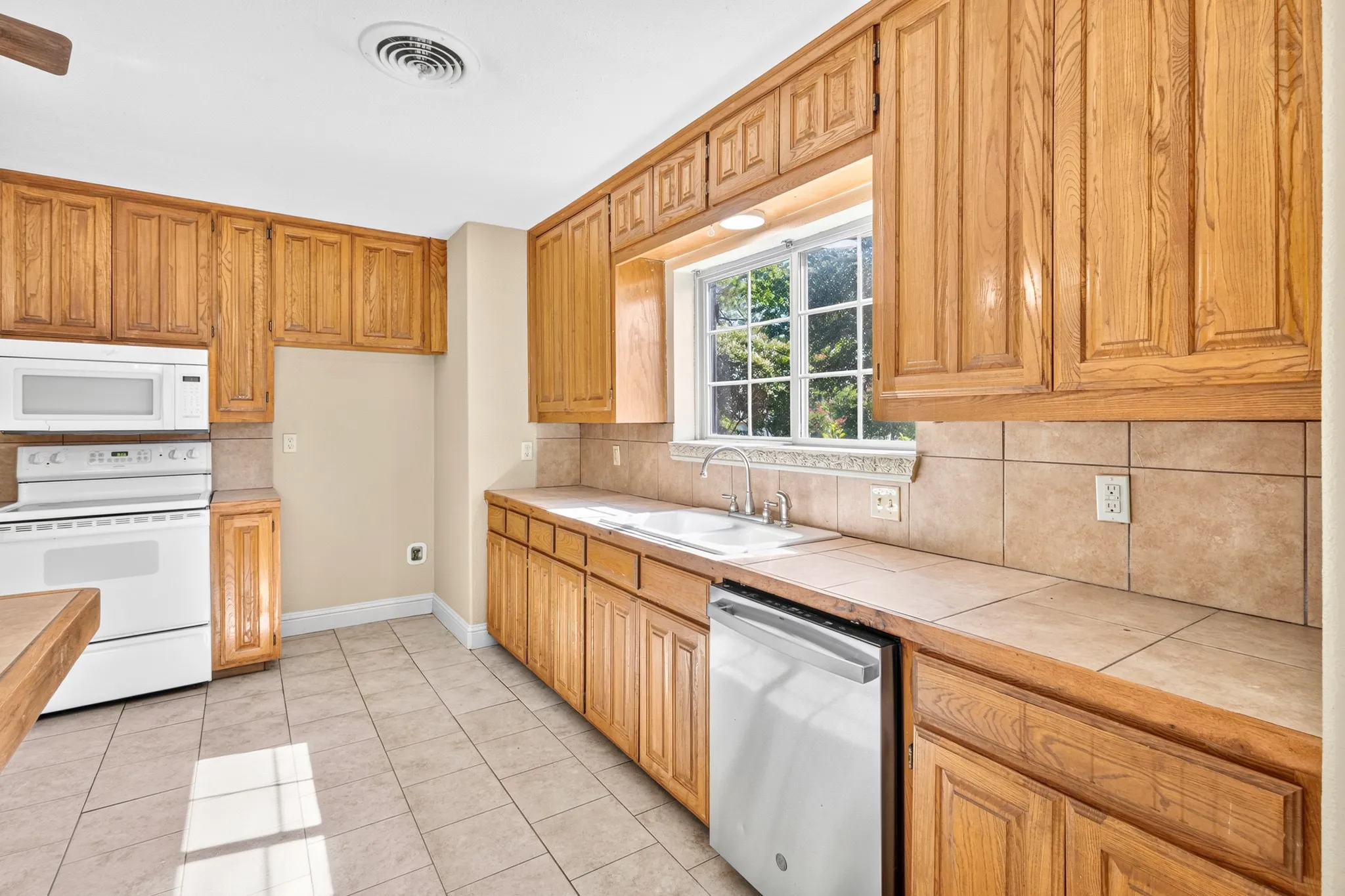 Single Family Residence For Rent in Tarrant County , 620 Oakwood Lane, Arlington, Texas 76012, 4 Bedroom, 2 Bathroom, Garage spaces, 2,000 Sqft, built in 1936, mls#21376868, Real Estate Agent in Arlington, Homes For Rent in Tarrant county, Homes For Rent in Arlington, Realtor in Arlington Texas, Real Estate Brokerage Independent Realty Texas, Luminita Cordes Realtor