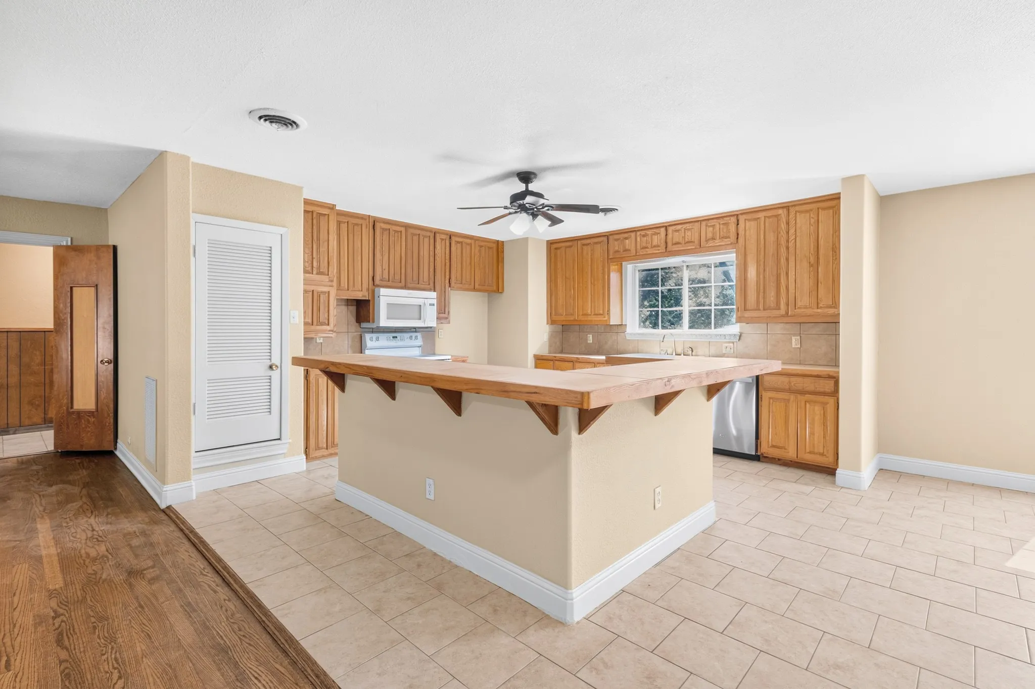 Single Family Residence For Rent in Tarrant County , 620 Oakwood Lane, Arlington, Texas 76012, 4 Bedroom, 2 Bathroom, Garage spaces, 2,000 Sqft, built in 1936, mls#21376868, Real Estate Agent in Arlington, Homes For Rent in Tarrant county, Homes For Rent in Arlington, Realtor in Arlington Texas, Real Estate Brokerage Independent Realty Texas, Luminita Cordes Realtor