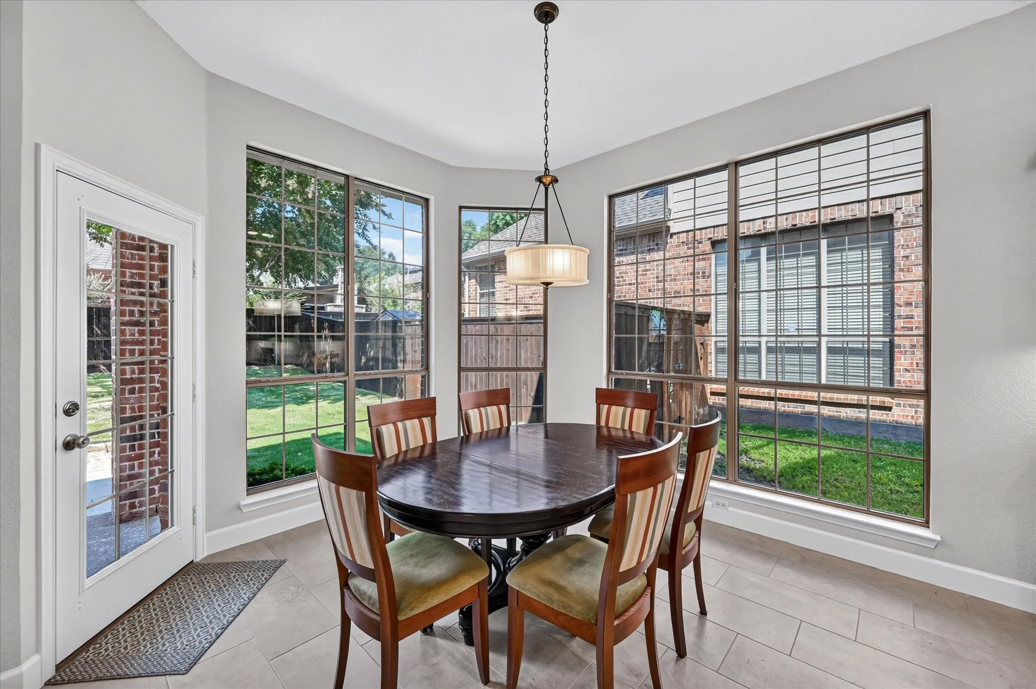 A cheerful breakfast nook