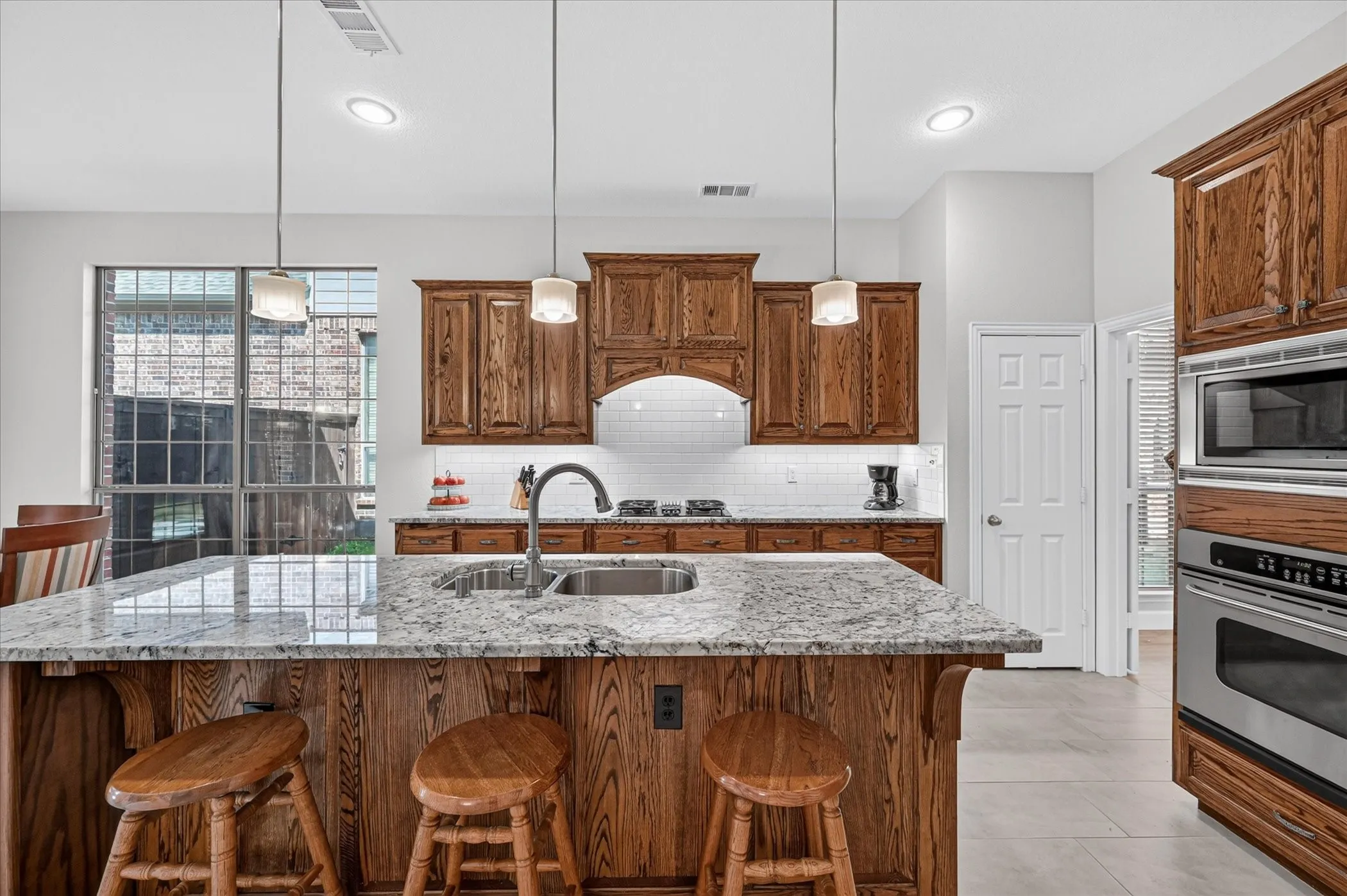 Single Family Residence For Sale in Tarrant County , 6943 Navigation Drive, Grand Prairie, Texas 75054, 5 Bedroom, 4 Bathroom, 2 Garage spaces, 3,517 Sqft, built in 2006, mls#21373404, Real Estate Agent in Grand Prairie, Homes For Sale in Tarrant county, Homes For Sale in Grand Prairie, Realtor in Grand Prairie Texas, Real Estate Brokerage Independent Realty Texas, Luminita Cordes Realtor