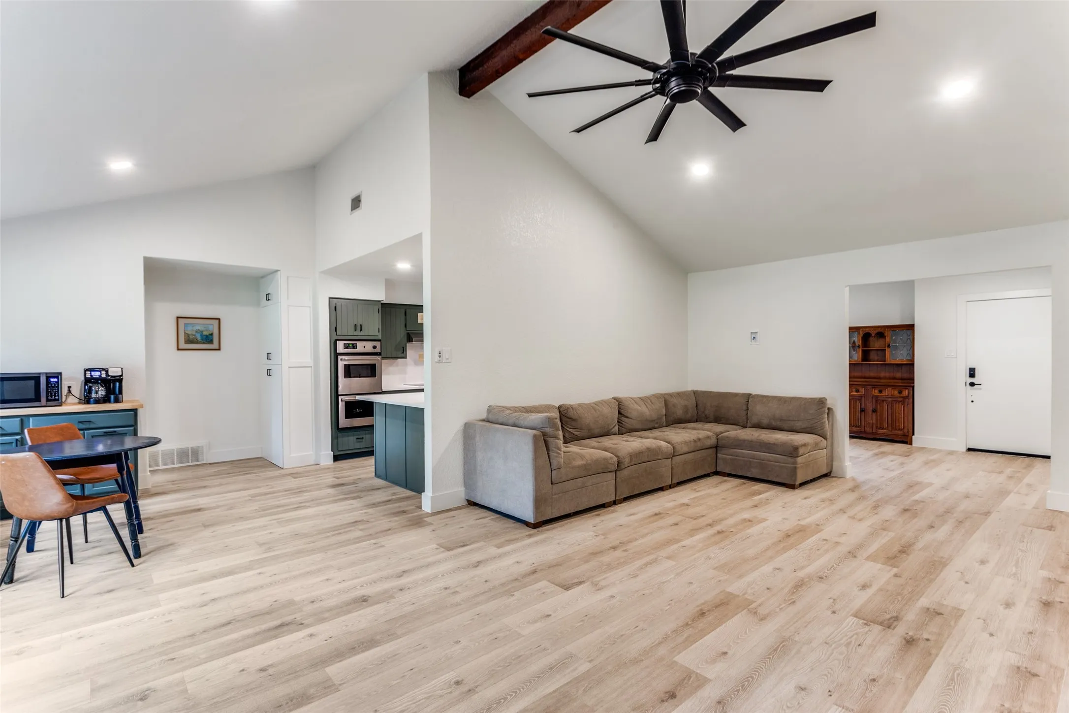 Single Family Residence For Sale in Parker County , 3013 Cactus Road, Willow Park, Texas 76087, 3 Bedroom, 2 Bathroom, 2 Garage spaces, 1,905 Sqft, built in 1977, mls#21376865, Real Estate Agent in Willow Park, Homes For Sale in Parker county, Homes For Sale in Willow Park, Realtor in Willow Park Texas, Real Estate Brokerage Independent Realty Texas, Luminita Cordes Realtor
