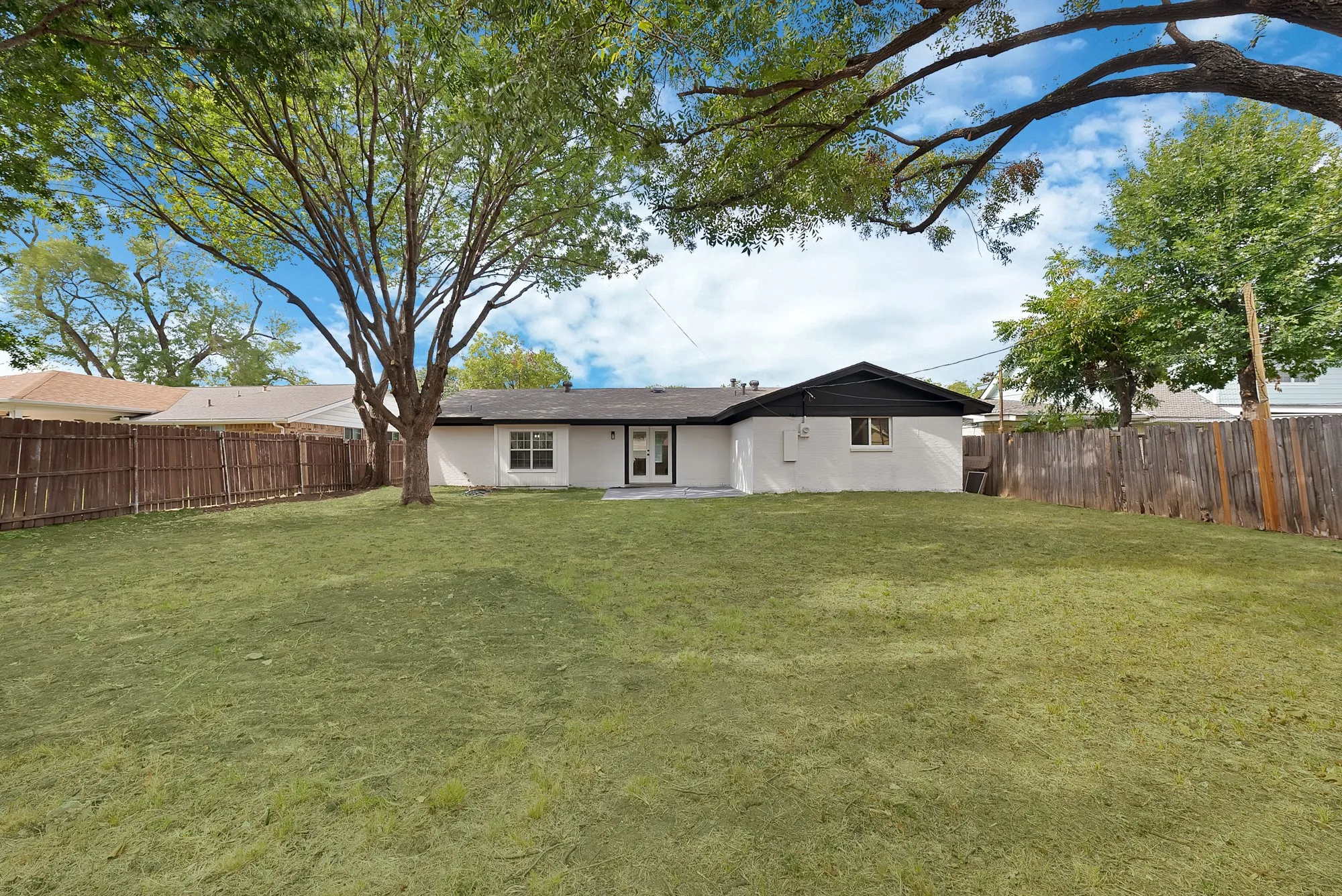 Single Family Residence For Sale in Tarrant County , 2302 E Mitchell Street, Arlington, Texas 76010, 3 Bedroom, 2 Bathroom, 2 Garage spaces, 1,550 Sqft, built in 1967, mls#21373912, Real Estate Agent in Arlington, Homes For Sale in Tarrant county, Homes For Sale in Arlington, Realtor in Arlington Texas, Real Estate Brokerage Independent Realty Texas, Luminita Cordes Realtor