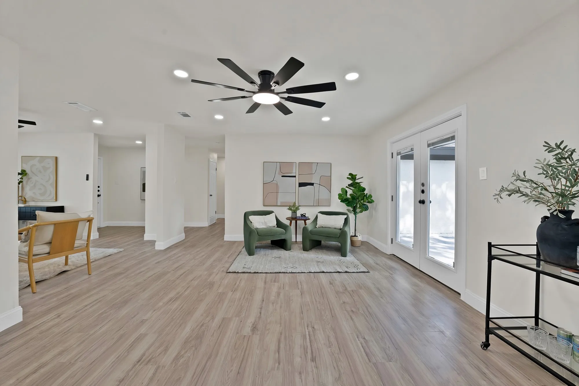 Single Family Residence For Sale in Tarrant County , 2302 E Mitchell Street, Arlington, Texas 76010, 3 Bedroom, 2 Bathroom, 2 Garage spaces, 1,550 Sqft, built in 1967, mls#21373912, Real Estate Agent in Arlington, Homes For Sale in Tarrant county, Homes For Sale in Arlington, Realtor in Arlington Texas, Real Estate Brokerage Independent Realty Texas, Luminita Cordes Realtor