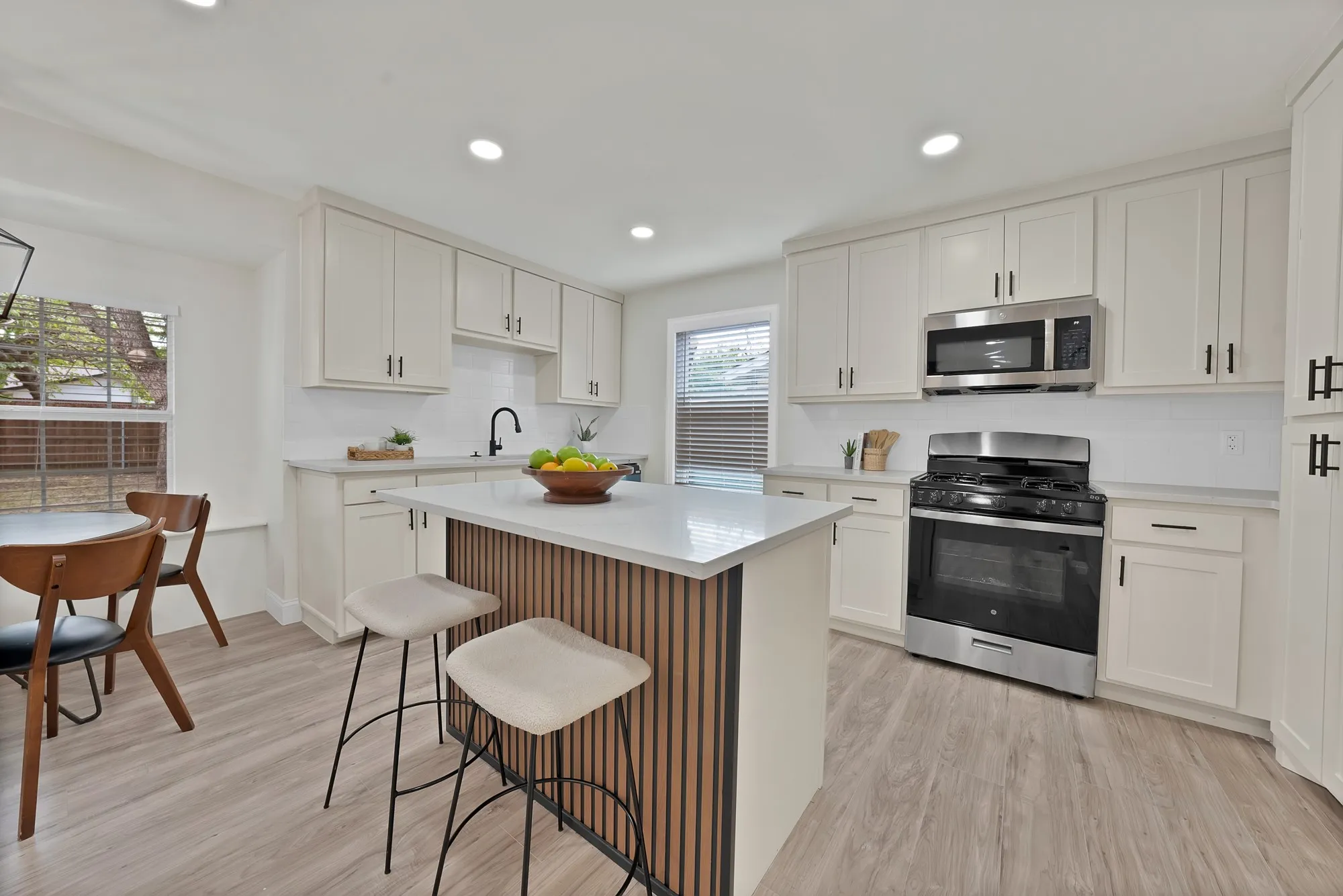 Single Family Residence For Sale in Tarrant County , 2302 E Mitchell Street, Arlington, Texas 76010, 3 Bedroom, 2 Bathroom, 2 Garage spaces, 1,550 Sqft, built in 1967, mls#21373912, Real Estate Agent in Arlington, Homes For Sale in Tarrant county, Homes For Sale in Arlington, Realtor in Arlington Texas, Real Estate Brokerage Independent Realty Texas, Luminita Cordes Realtor