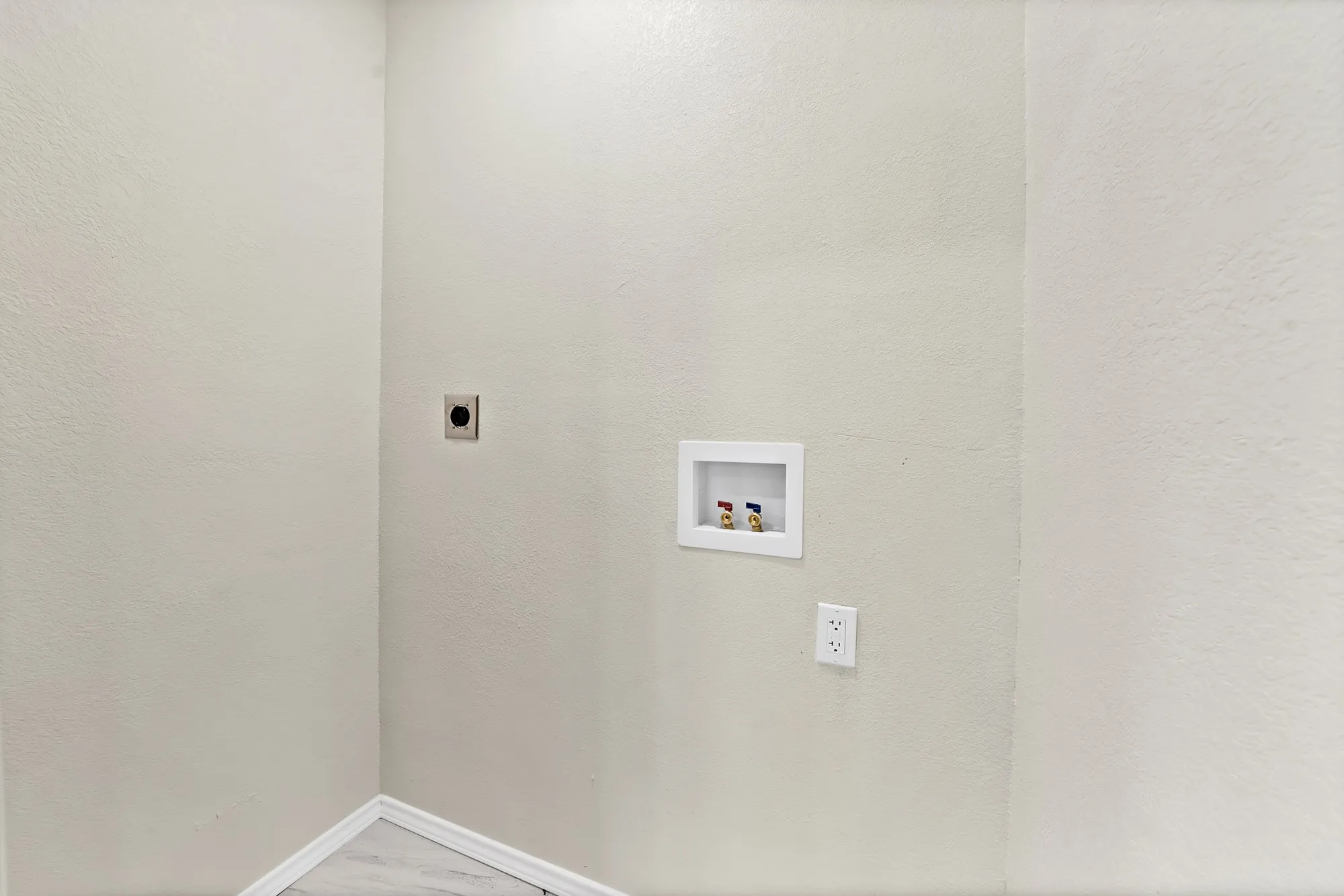Single Family Residence For Sale in Tarrant County , 2302 E Mitchell Street, Arlington, Texas 76010, 3 Bedroom, 2 Bathroom, 2 Garage spaces, 1,550 Sqft, built in 1967, mls#21373912, Real Estate Agent in Arlington, Homes For Sale in Tarrant county, Homes For Sale in Arlington, Realtor in Arlington Texas, Real Estate Brokerage Independent Realty Texas, Luminita Cordes Realtor