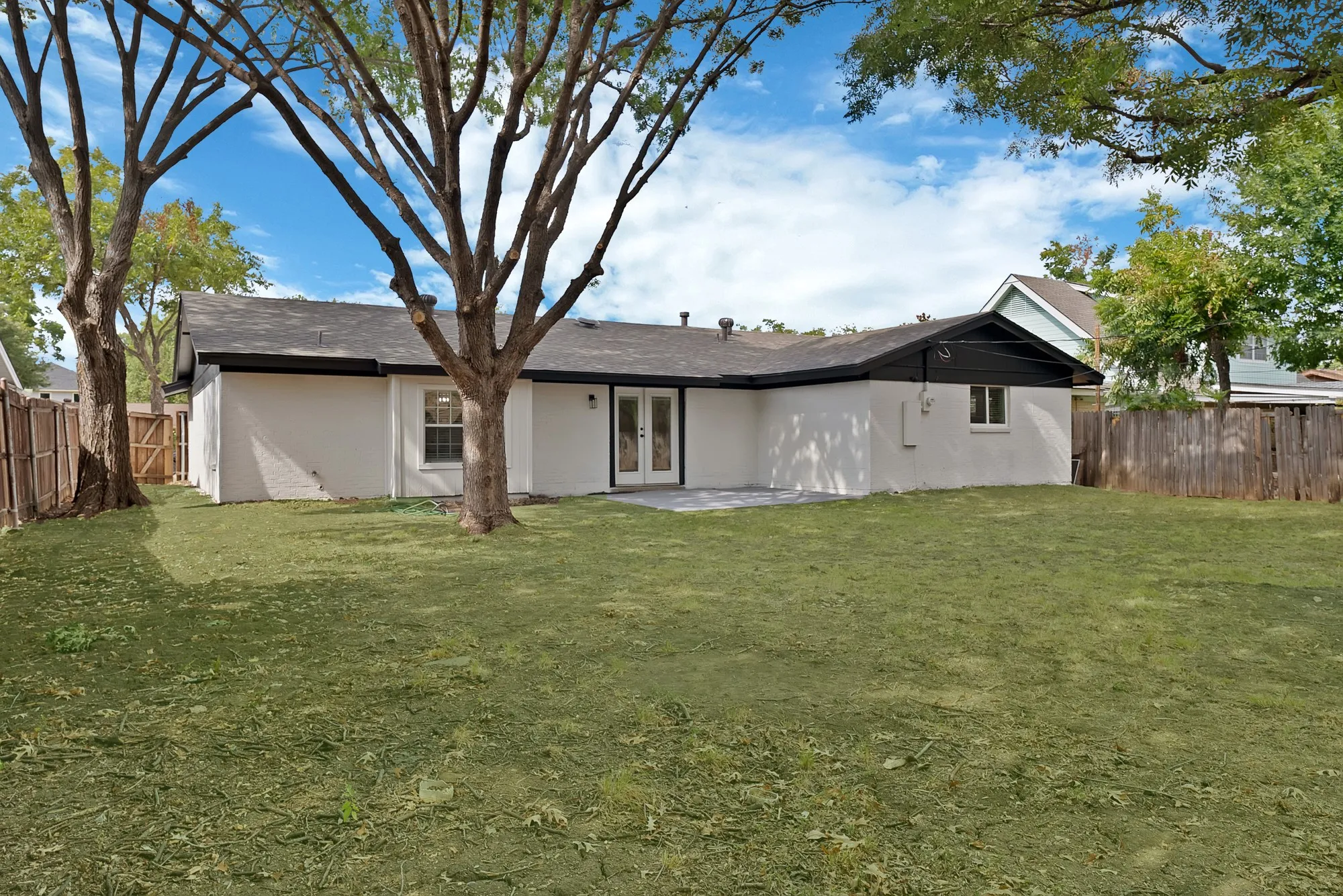 Single Family Residence For Sale in Tarrant County , 2302 E Mitchell Street, Arlington, Texas 76010, 3 Bedroom, 2 Bathroom, 2 Garage spaces, 1,550 Sqft, built in 1967, mls#21373912, Real Estate Agent in Arlington, Homes For Sale in Tarrant county, Homes For Sale in Arlington, Realtor in Arlington Texas, Real Estate Brokerage Independent Realty Texas, Luminita Cordes Realtor