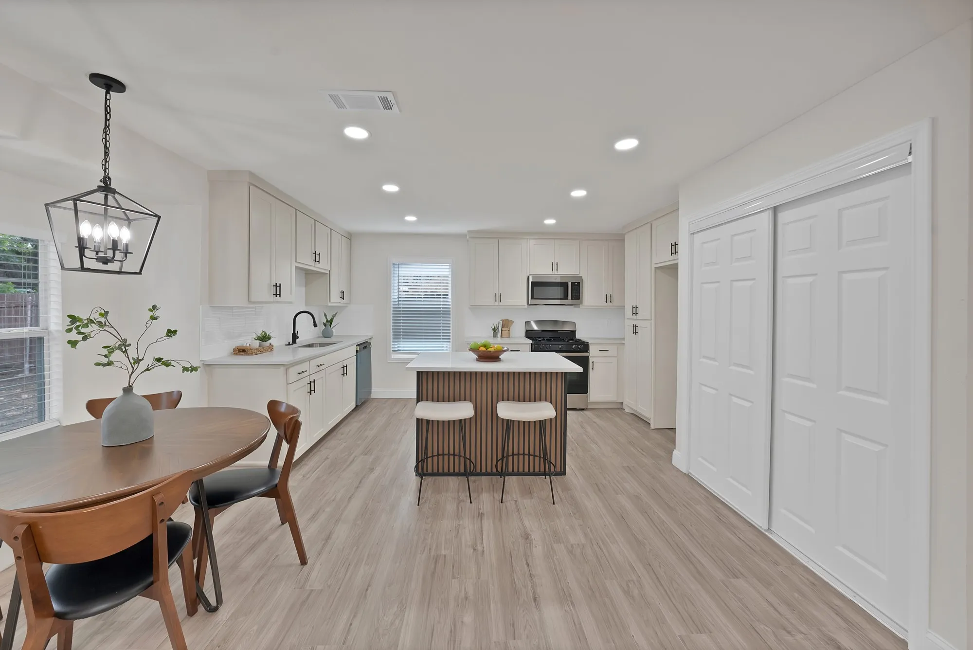 Single Family Residence For Sale in Tarrant County , 2302 E Mitchell Street, Arlington, Texas 76010, 3 Bedroom, 2 Bathroom, 2 Garage spaces, 1,550 Sqft, built in 1967, mls#21373912, Real Estate Agent in Arlington, Homes For Sale in Tarrant county, Homes For Sale in Arlington, Realtor in Arlington Texas, Real Estate Brokerage Independent Realty Texas, Luminita Cordes Realtor