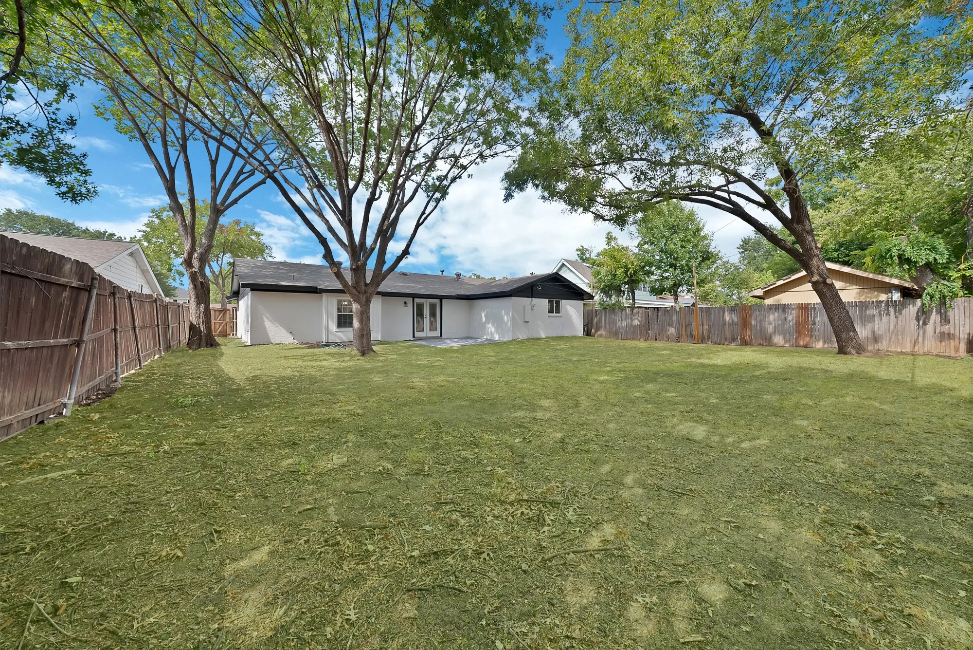 Single Family Residence For Sale in Tarrant County , 2302 E Mitchell Street, Arlington, Texas 76010, 3 Bedroom, 2 Bathroom, 2 Garage spaces, 1,550 Sqft, built in 1967, mls#21373912, Real Estate Agent in Arlington, Homes For Sale in Tarrant county, Homes For Sale in Arlington, Realtor in Arlington Texas, Real Estate Brokerage Independent Realty Texas, Luminita Cordes Realtor