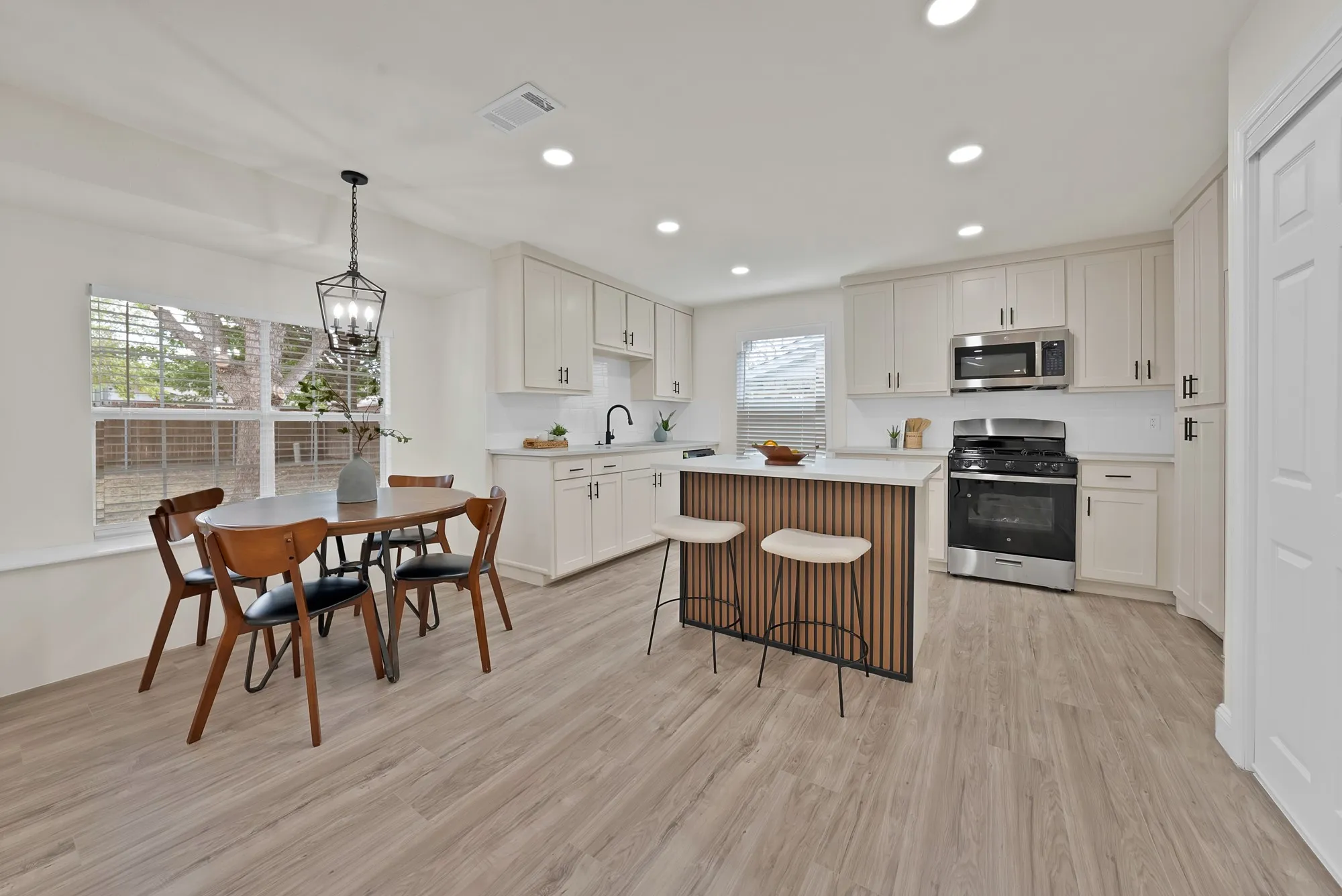 Single Family Residence For Sale in Tarrant County , 2302 E Mitchell Street, Arlington, Texas 76010, 3 Bedroom, 2 Bathroom, 2 Garage spaces, 1,550 Sqft, built in 1967, mls#21373912, Real Estate Agent in Arlington, Homes For Sale in Tarrant county, Homes For Sale in Arlington, Realtor in Arlington Texas, Real Estate Brokerage Independent Realty Texas, Luminita Cordes Realtor