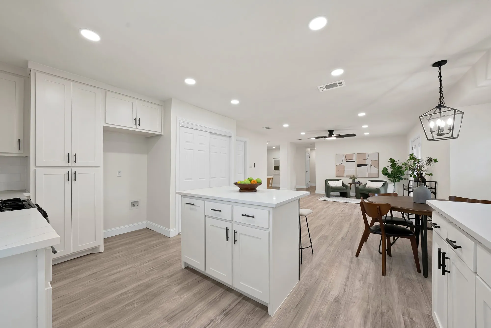 Single Family Residence For Sale in Tarrant County , 2302 E Mitchell Street, Arlington, Texas 76010, 3 Bedroom, 2 Bathroom, 2 Garage spaces, 1,550 Sqft, built in 1967, mls#21373912, Real Estate Agent in Arlington, Homes For Sale in Tarrant county, Homes For Sale in Arlington, Realtor in Arlington Texas, Real Estate Brokerage Independent Realty Texas, Luminita Cordes Realtor
